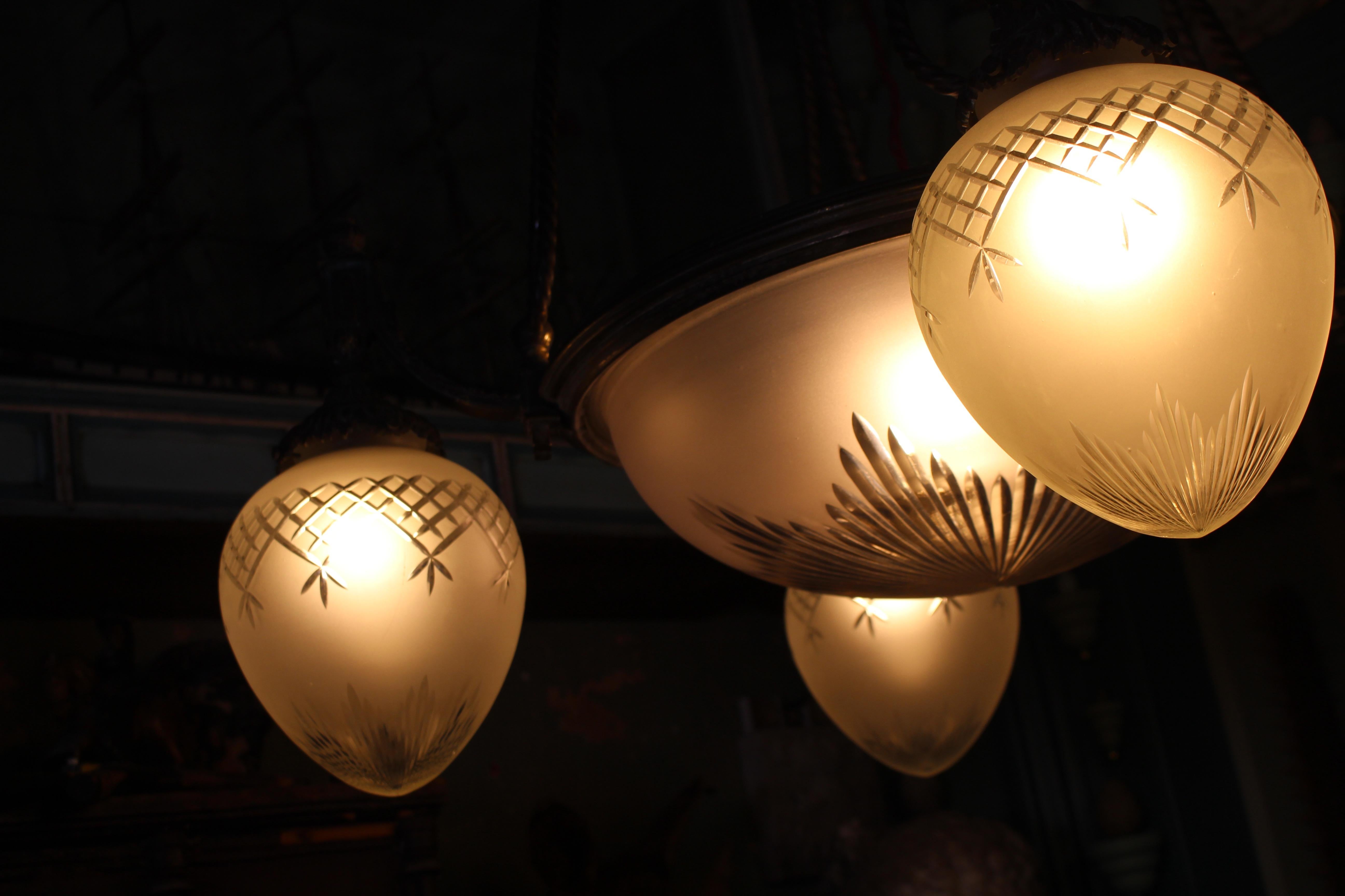Grande lampadario a sospensione inglese in bronzo e vetro del 19° secolo Regency Revival In condizioni buone in vendita a Lowestoft, GB