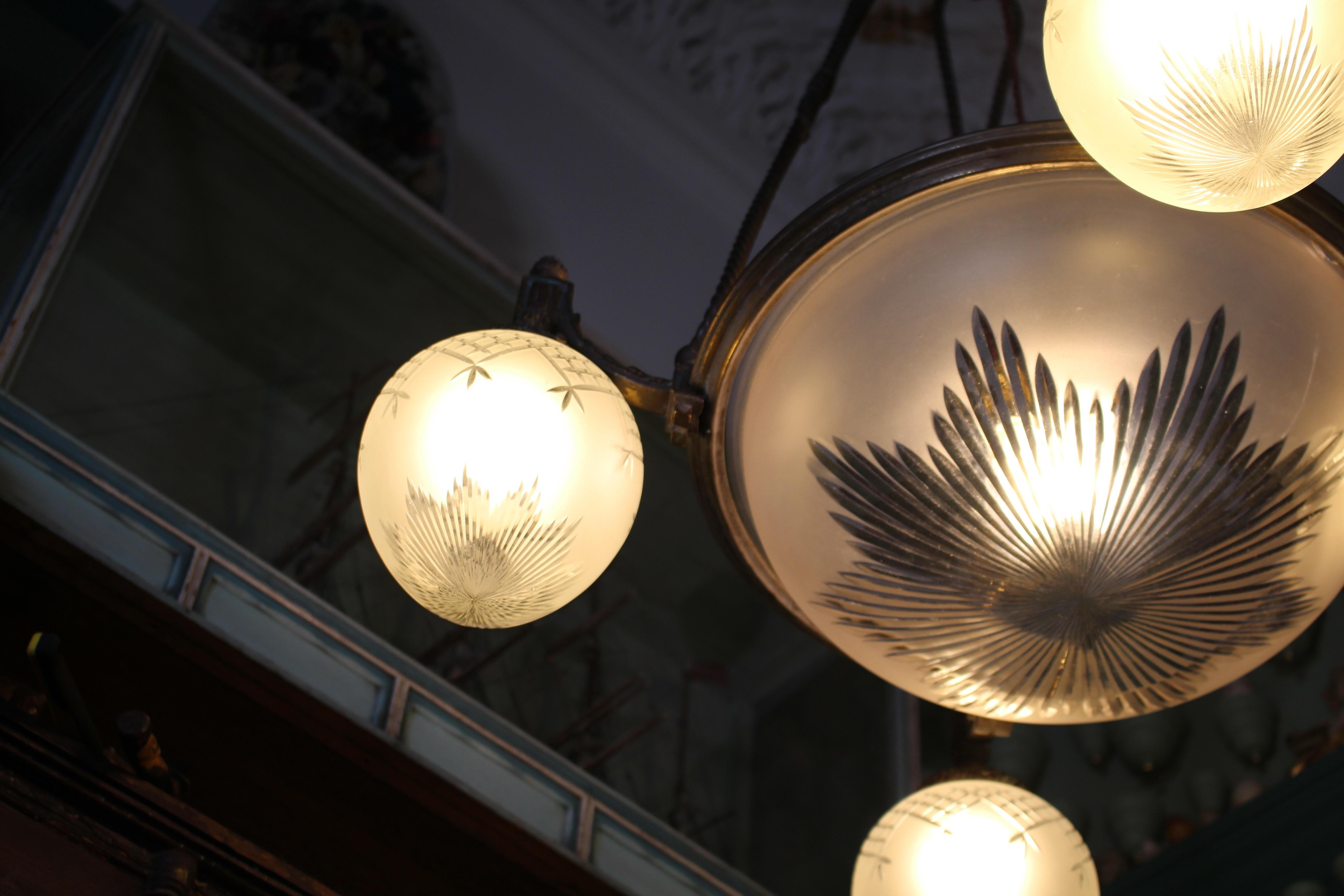 XIX secolo Grande lampadario a sospensione inglese in bronzo e vetro del 19° secolo Regency Revival in vendita