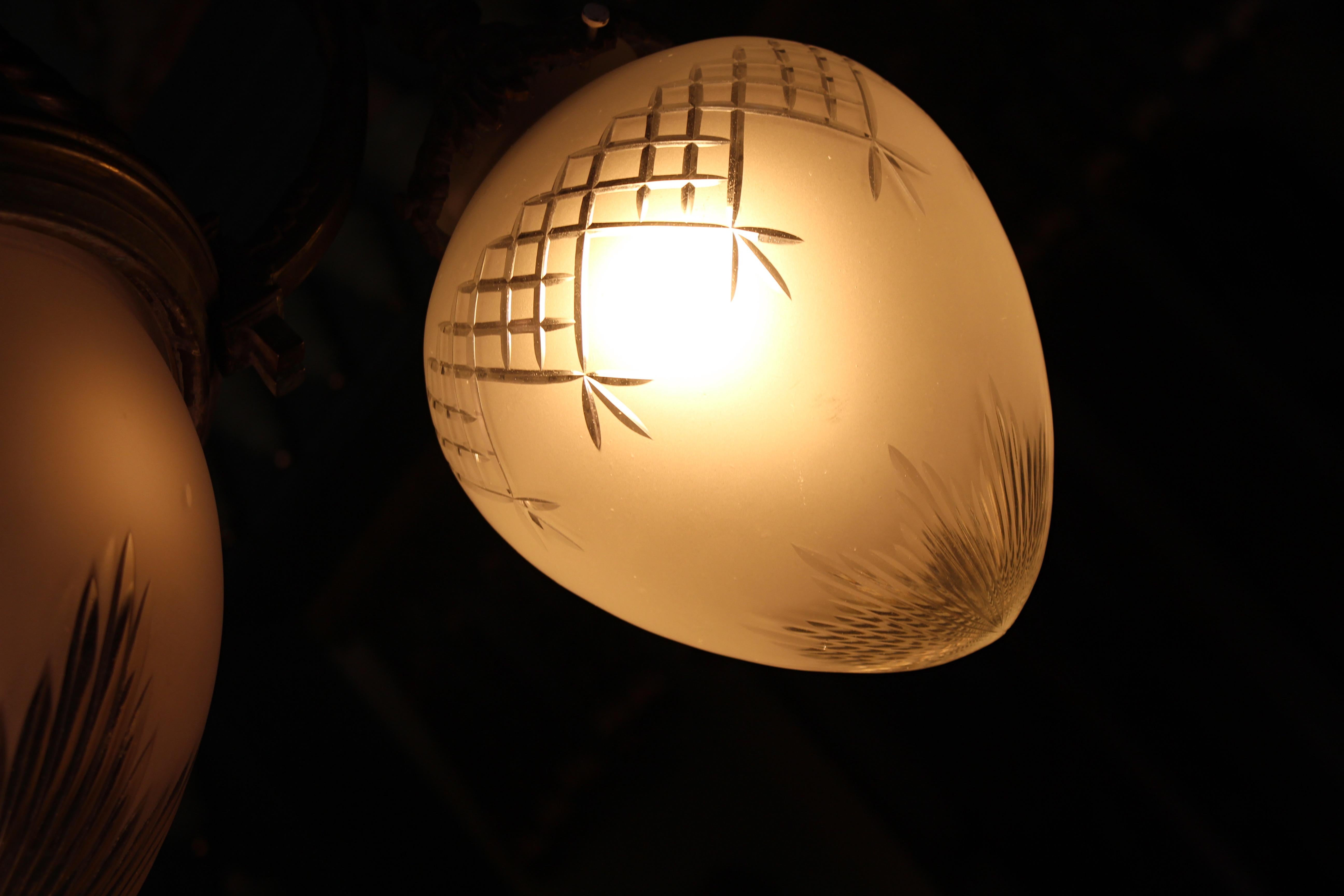 Grande lampadario a sospensione inglese in bronzo e vetro del 19° secolo Regency Revival in vendita 1