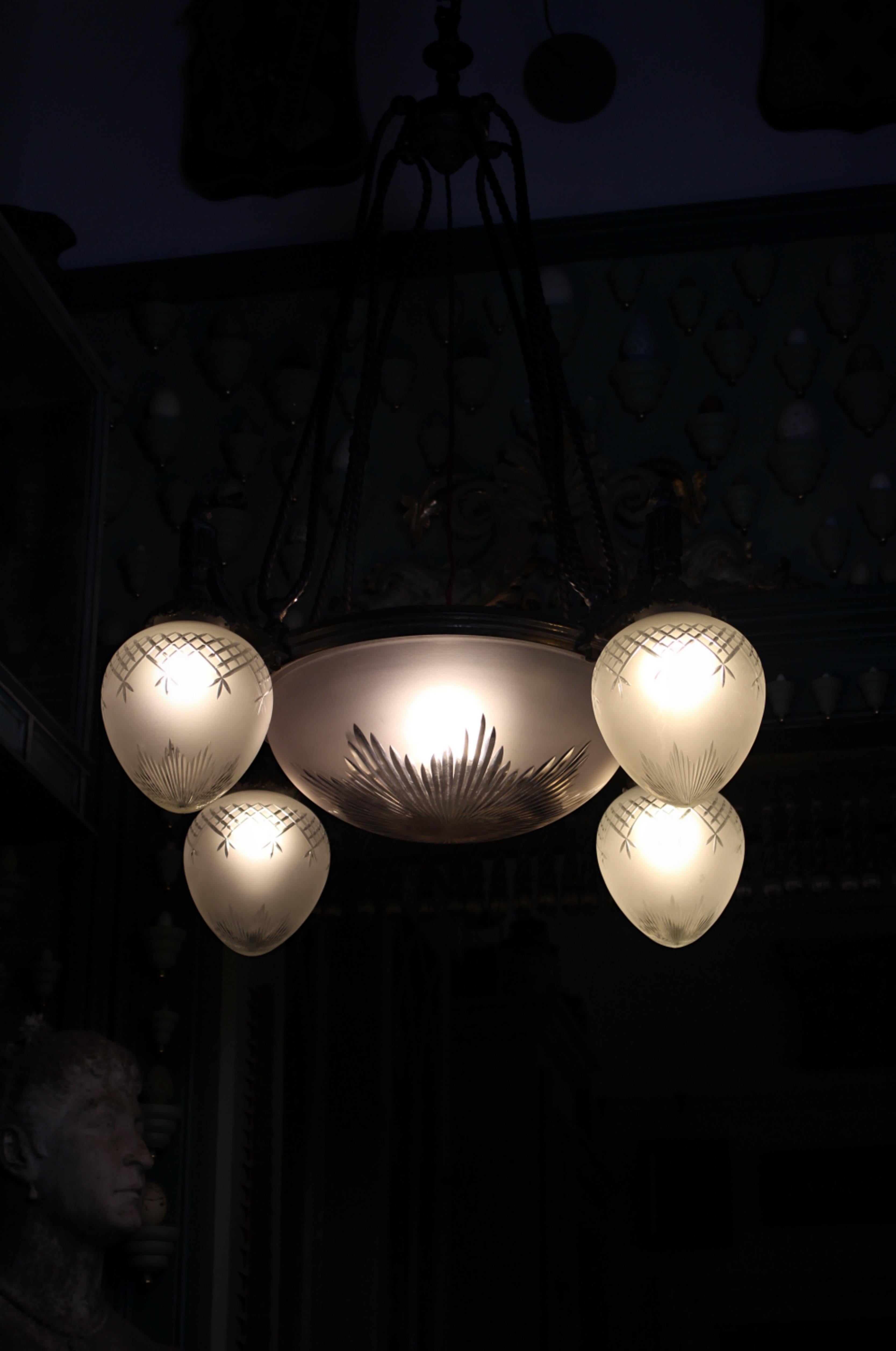 Grande lampadario a sospensione inglese in bronzo e vetro del 19° secolo Regency Revival in vendita 2
