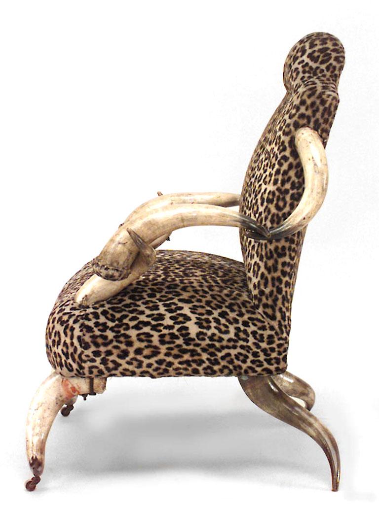 Européen Chaise à accoudoirs rustique continentale en corne et léopard en vente