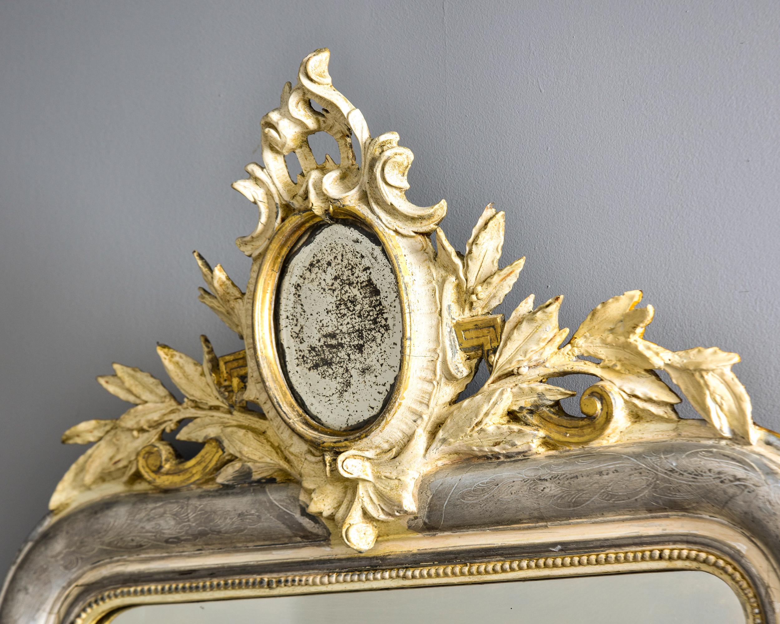Grand miroir Louis Philippe du 19ème siècle avec crête de miroir dorée en vente 3