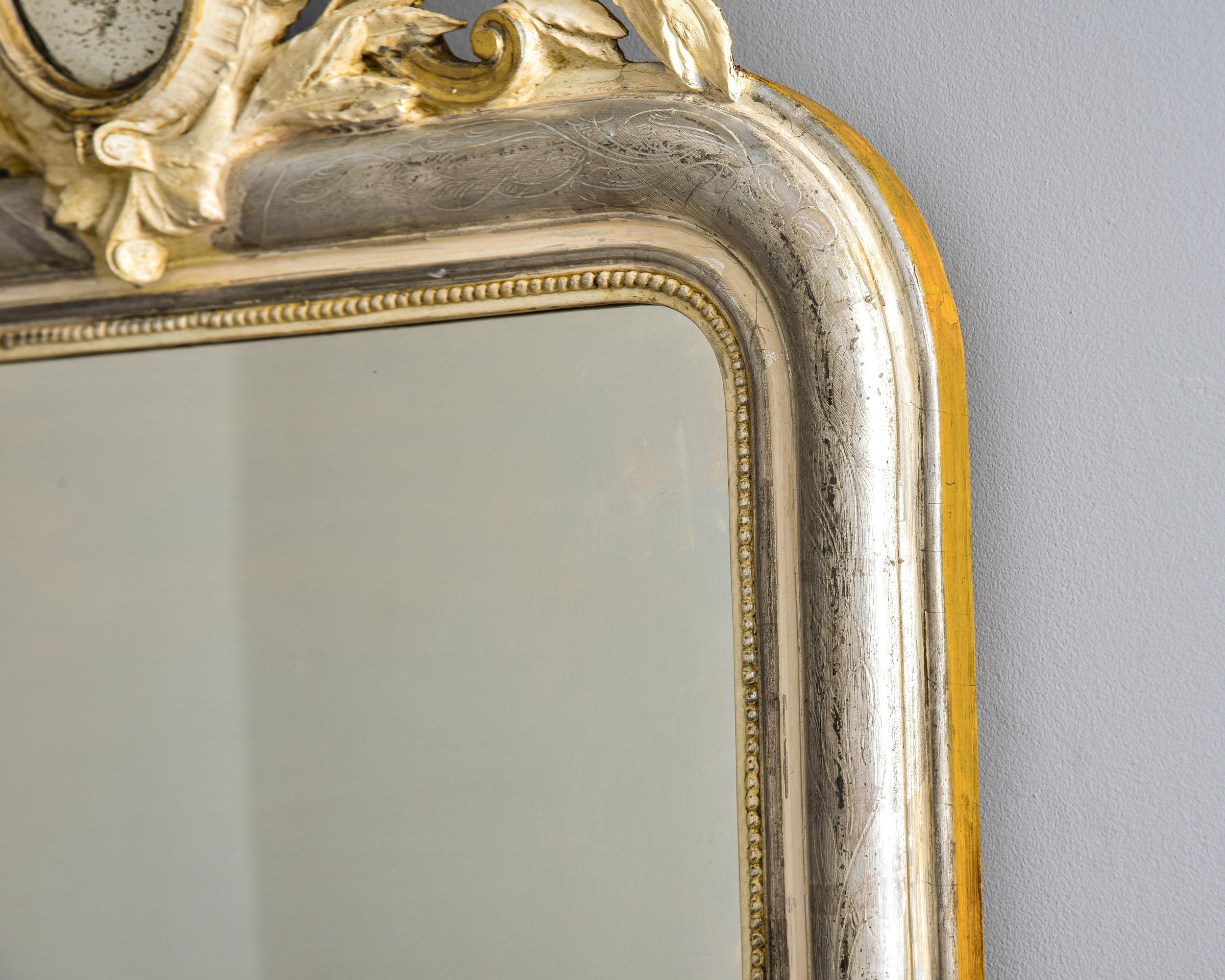 Grand miroir Louis Philippe du 19ème siècle avec crête de miroir dorée en vente 4