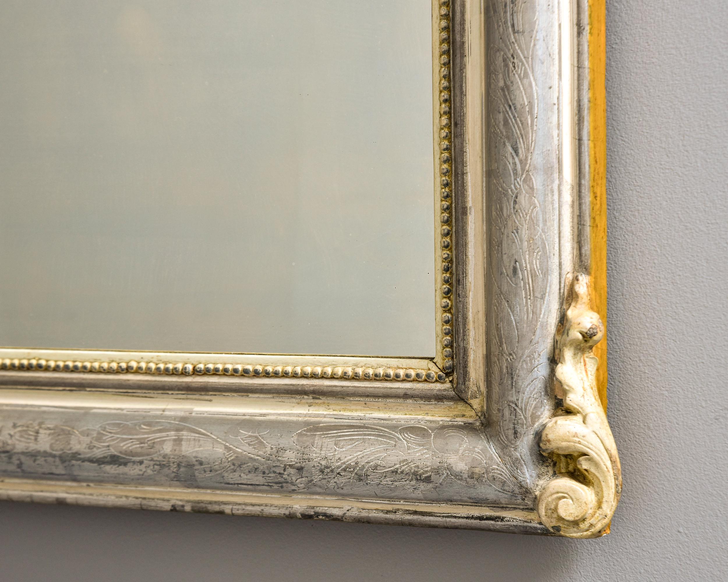 Grand miroir Louis Philippe du 19ème siècle avec crête de miroir dorée en vente 2