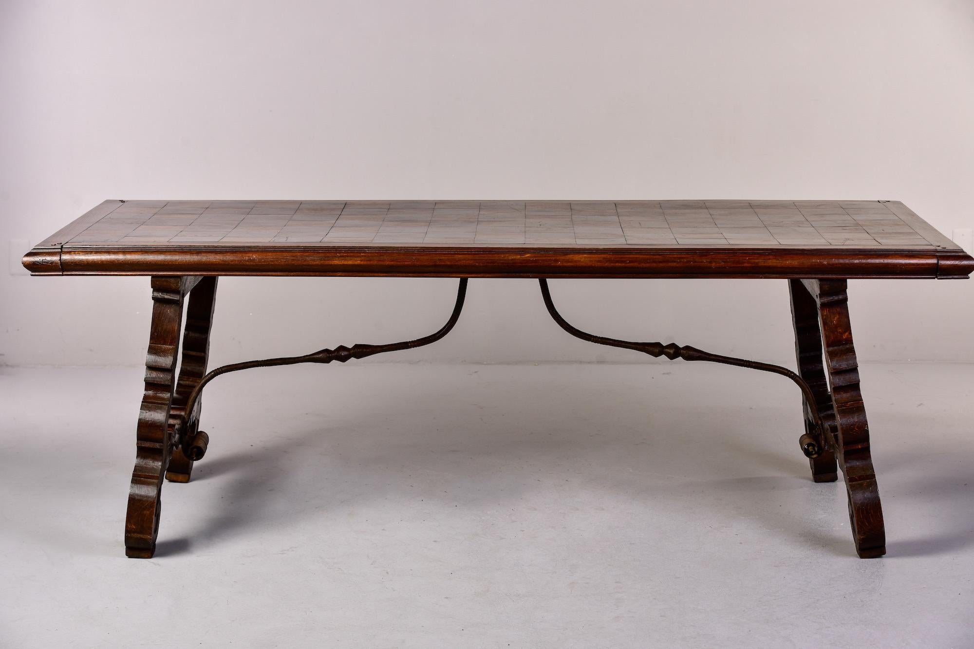 Großer spanischer Nussbaumtisch aus dem 19. Jahrhundert mit Intarsienplatte und Eisenstreifen im Angebot 5