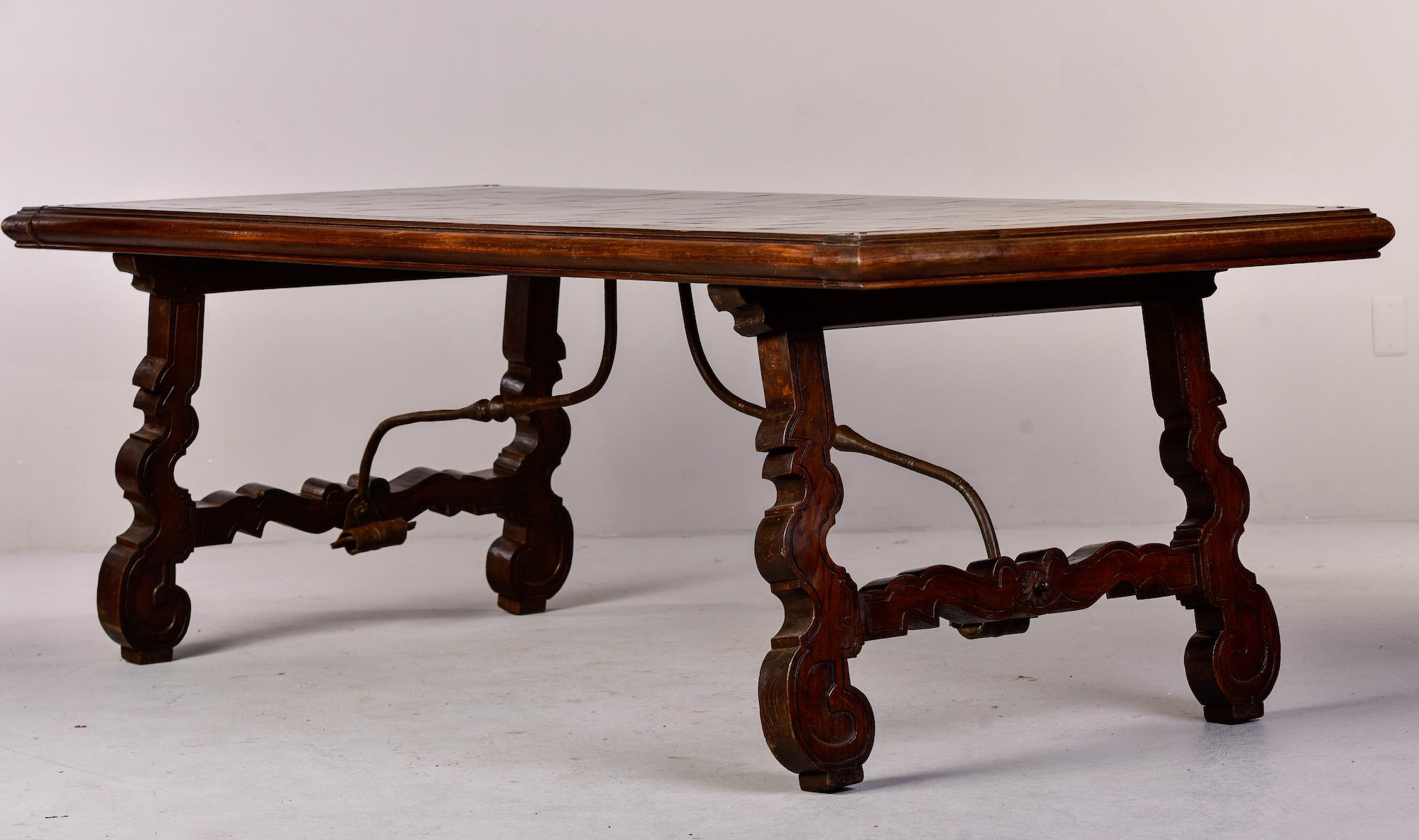 Großer spanischer Nussbaumtisch aus dem 19. Jahrhundert mit Intarsienplatte und Eisenstreifen im Angebot 6