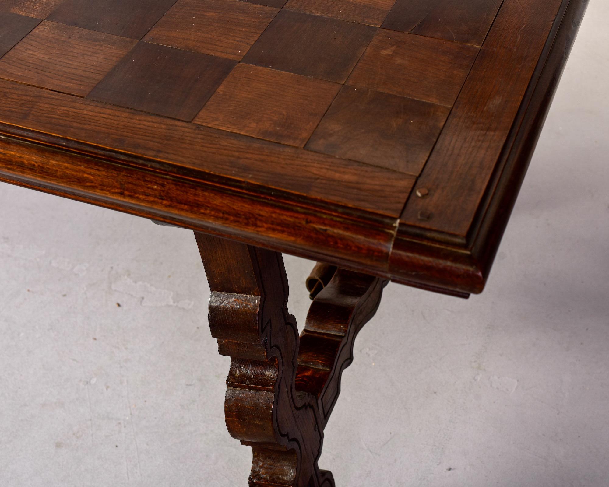 Großer spanischer Nussbaumtisch aus dem 19. Jahrhundert mit Intarsienplatte und Eisenstreifen im Angebot 2