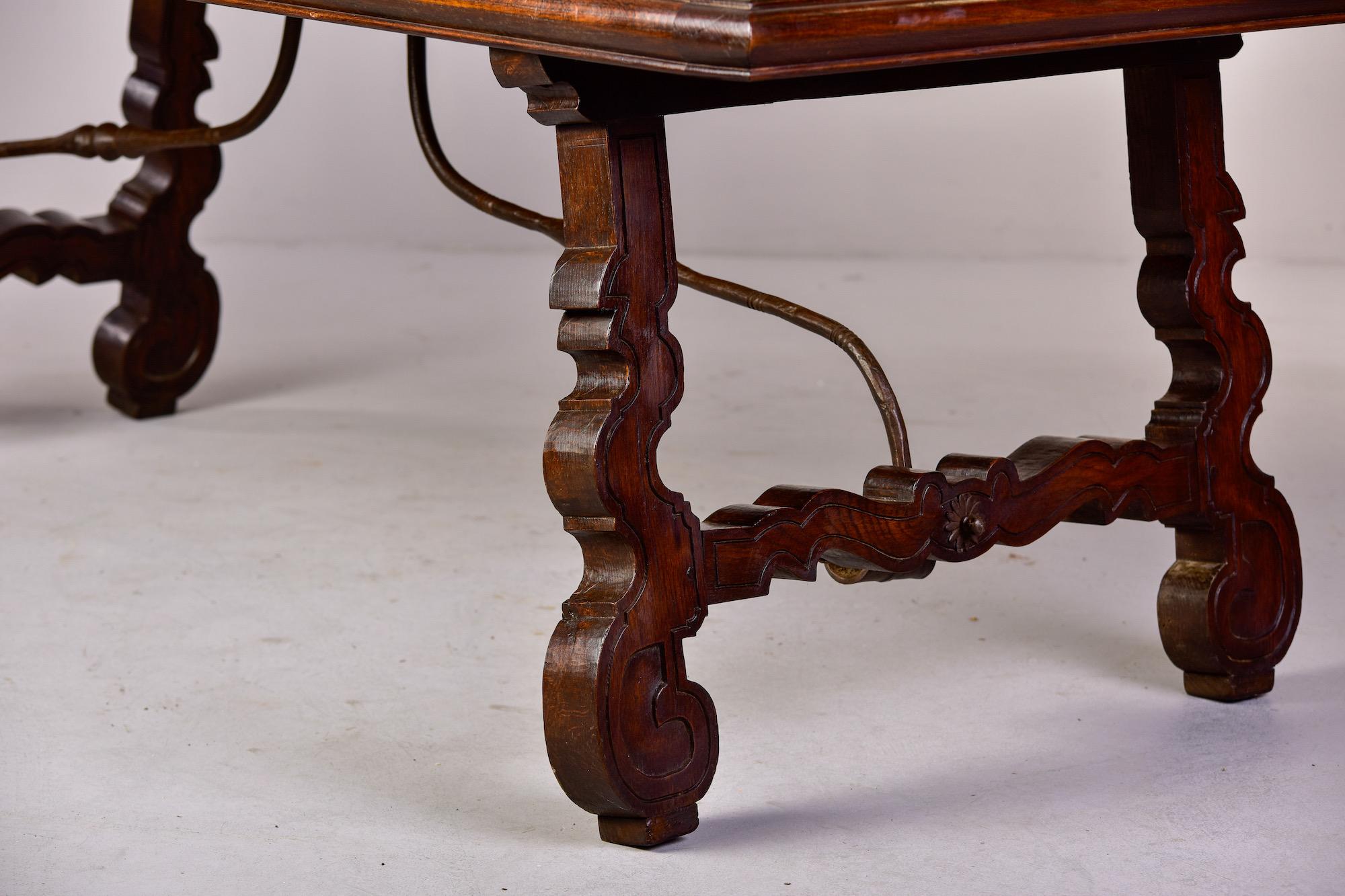 Großer spanischer Nussbaumtisch aus dem 19. Jahrhundert mit Intarsienplatte und Eisenstreifen im Angebot 3