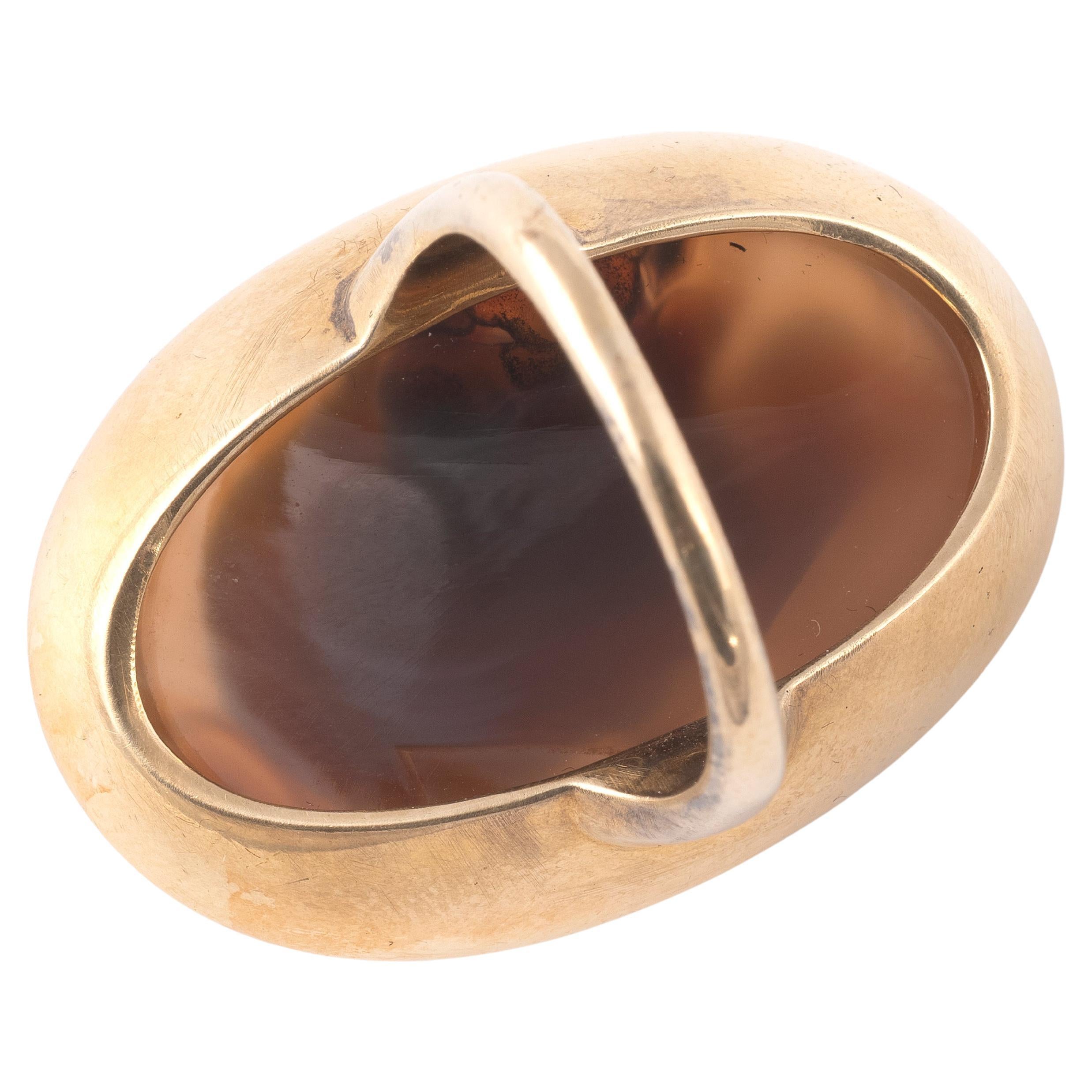 Exceptional antique gold ring, with an agate cameo depicting a skull and a snake.
The work is probably Italian and dates from the first half of the 19th century.


Top size: 35mm
Finger size: 9
Weight: 22.14gr.