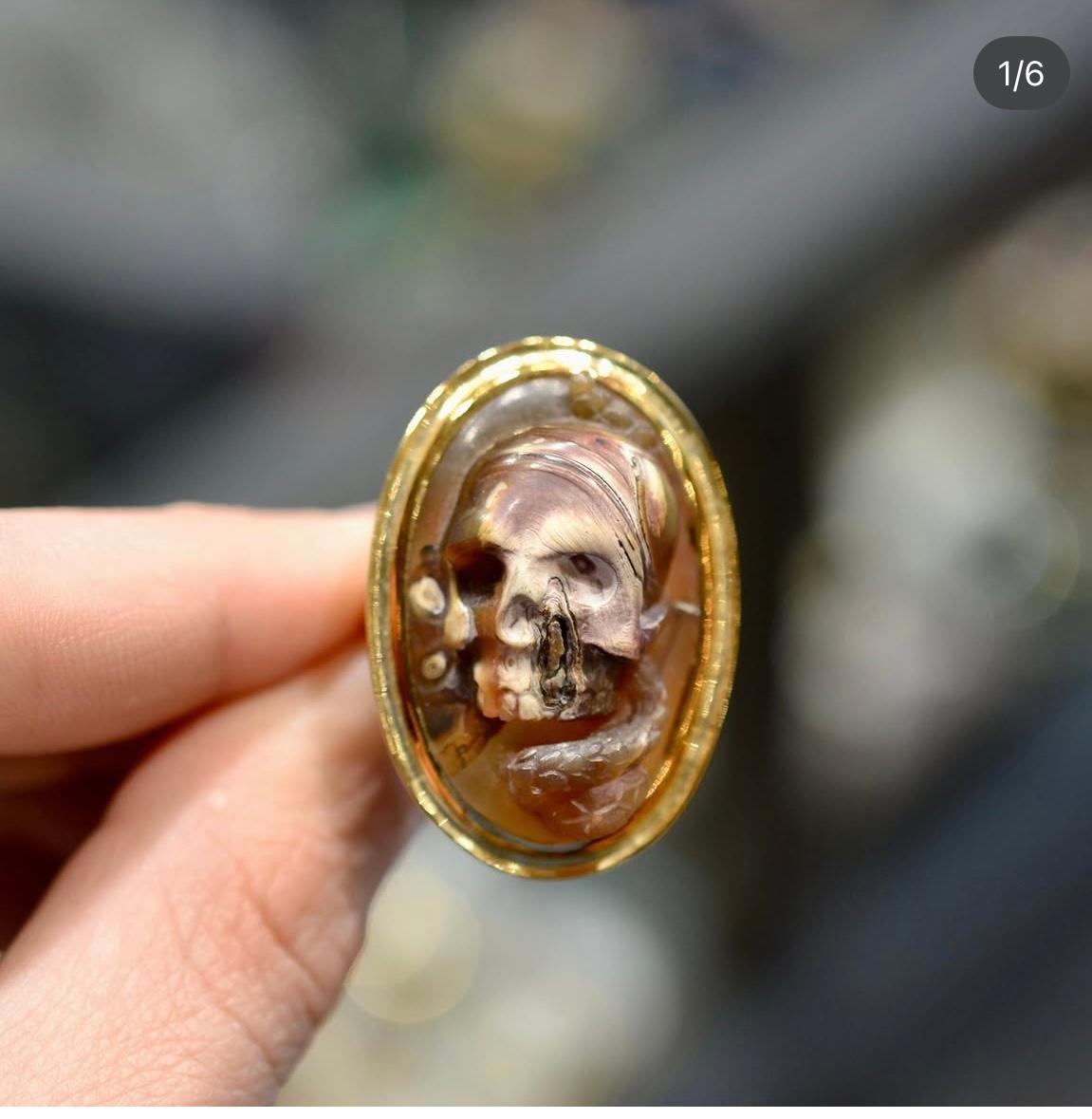 Large 19th Century Agate Cameo Memento Mori Ring In Excellent Condition For Sale In Firenze, IT