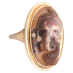 Grande bague Memento Mori camée en agate du 19ème siècle
