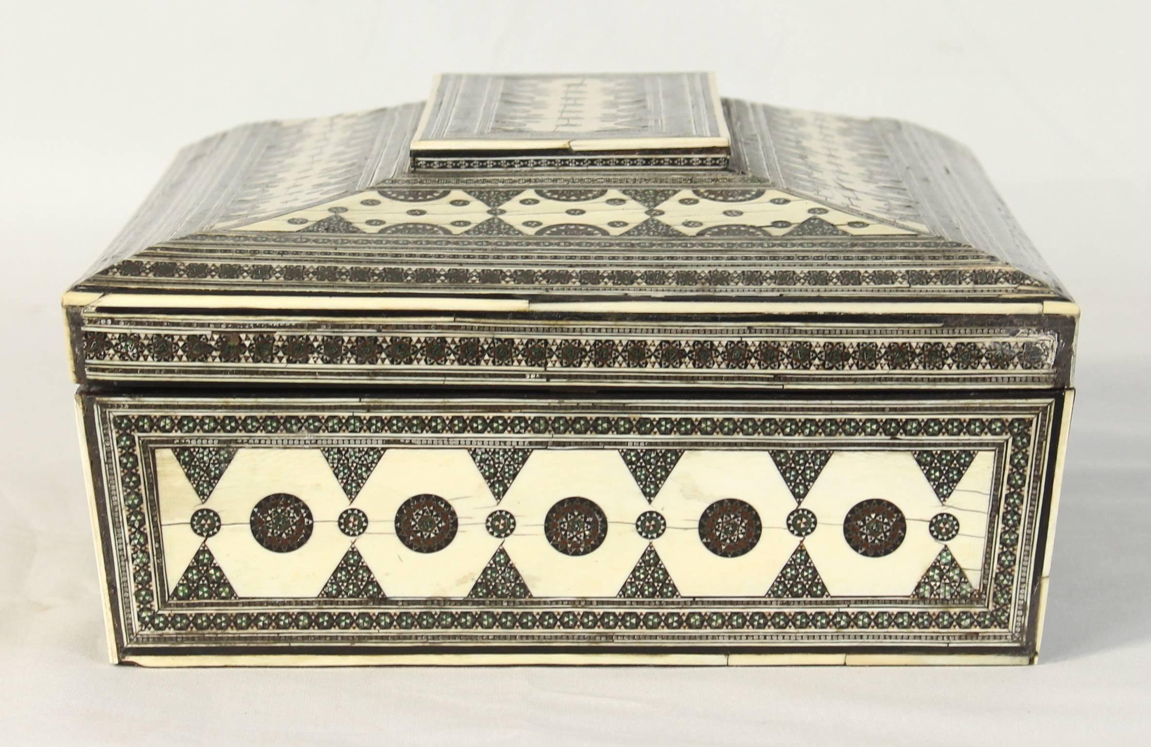 Large 19th Century Anglo-Indian Bone Sewing Box In Good Condition In Kilmarnock, VA