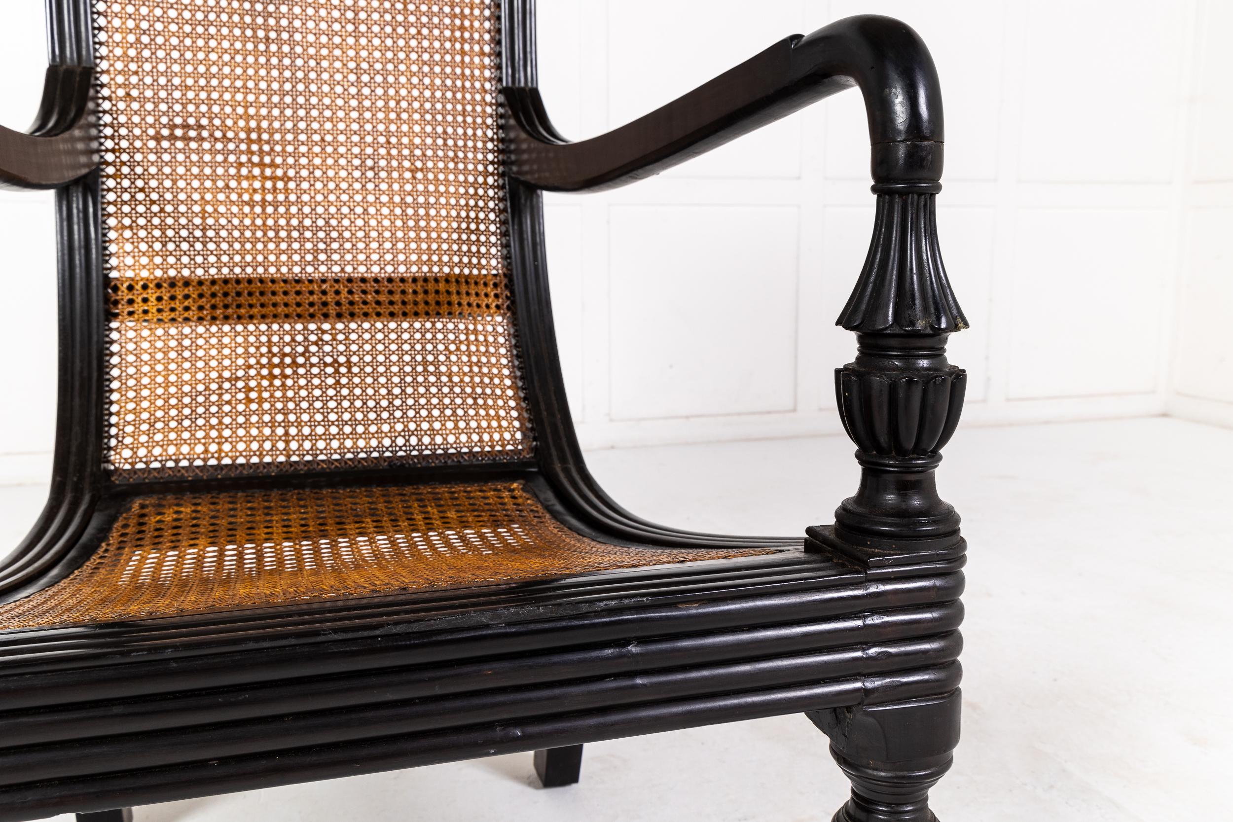 Ébène Grand fauteuil de bibliothèque anglo-indien en ébène du 19ème siècle en vente