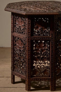 Large 19th century Anglo Indian Padauk side table - Leaf design