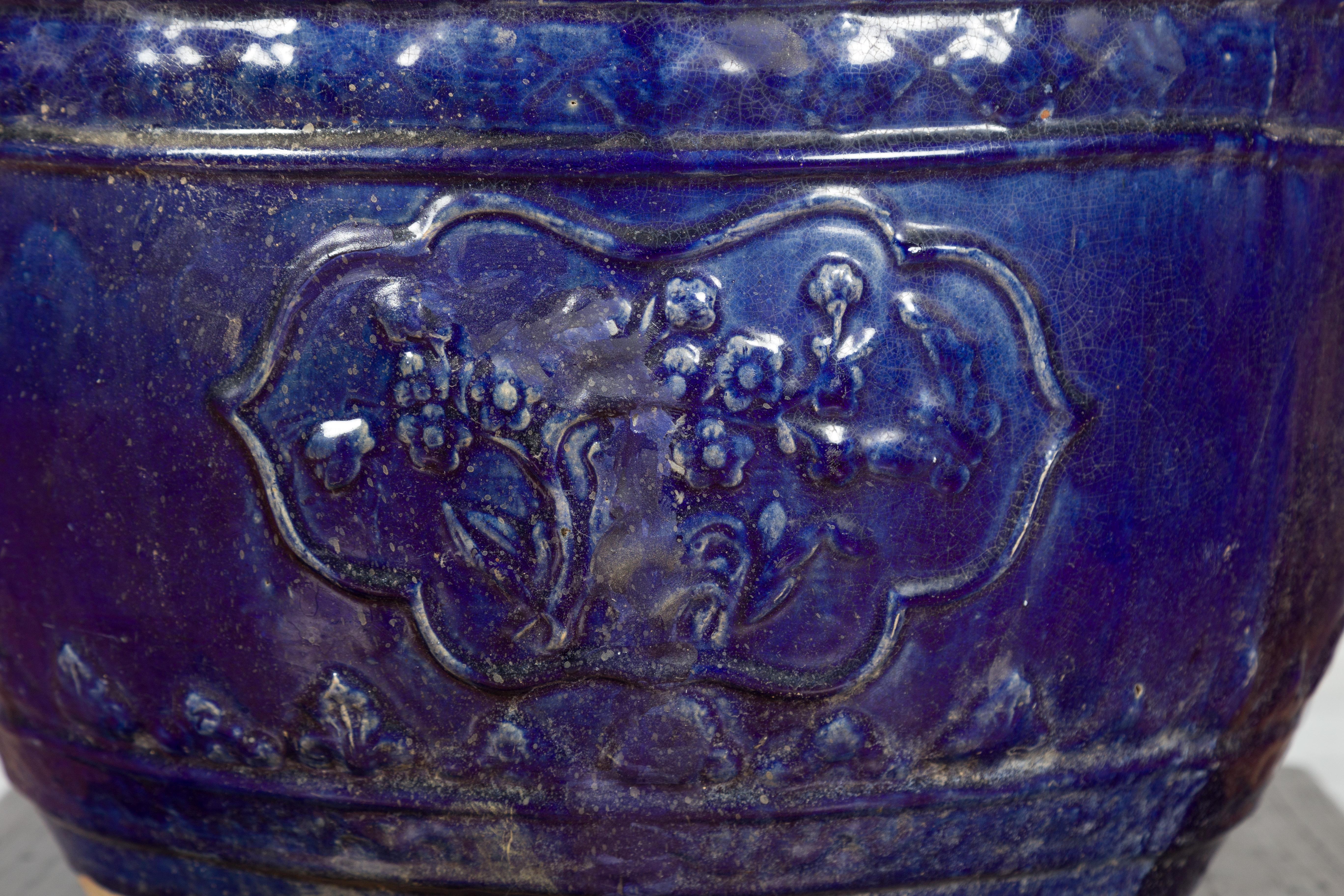 Vernissé Grande jardinière circulaire annamite du 19e siècle, bleu royal, avec décor floral en vente