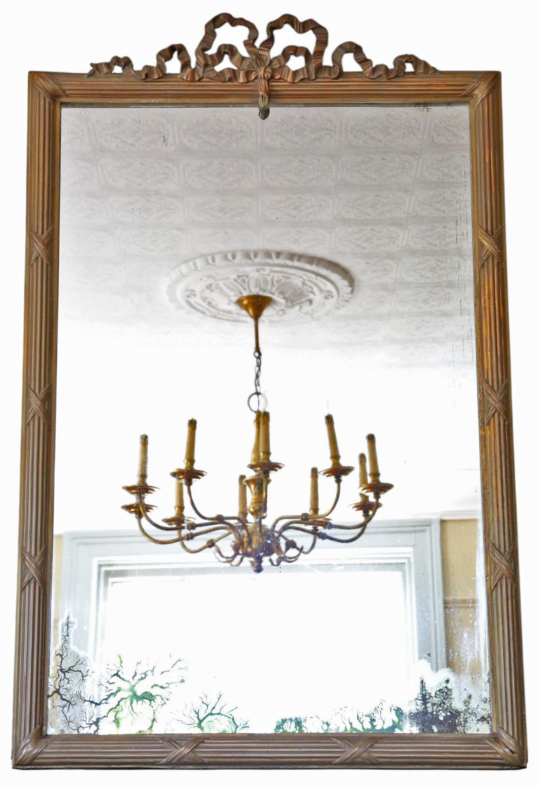 Grande specchio da parete d'epoca del XIX secolo con cornice dorata in oro scuro, pezzo forte d'epoca
Eleva i tuoi interni con questo grande specchio antico del XIX secolo, con una cornice ricca di dettagli in oro scuro. Perfetto per gli interni