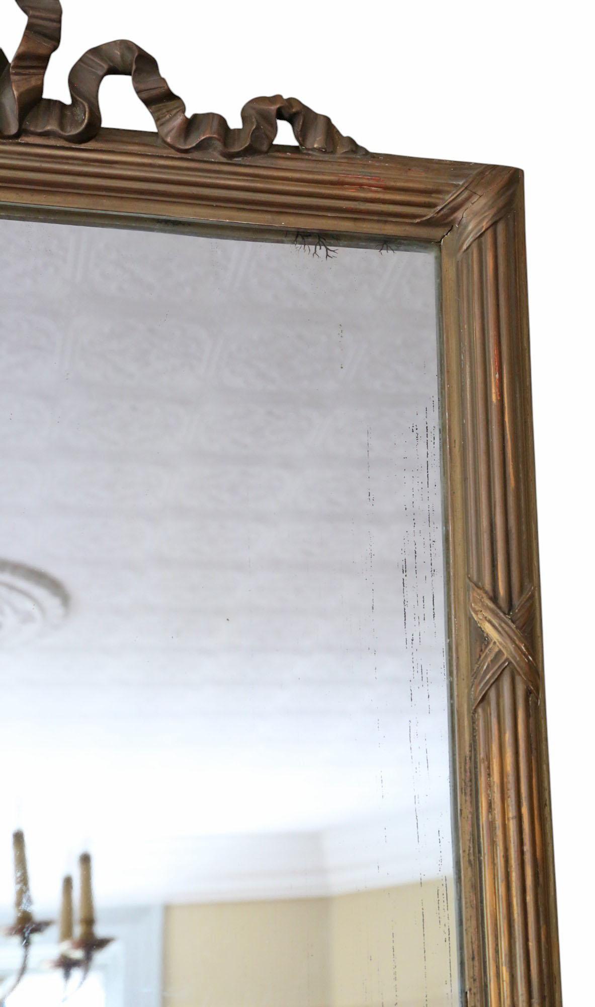 Grande specchio da parete dorato del XIX secolo - Cornice ornata in oro scuro in vendita 1