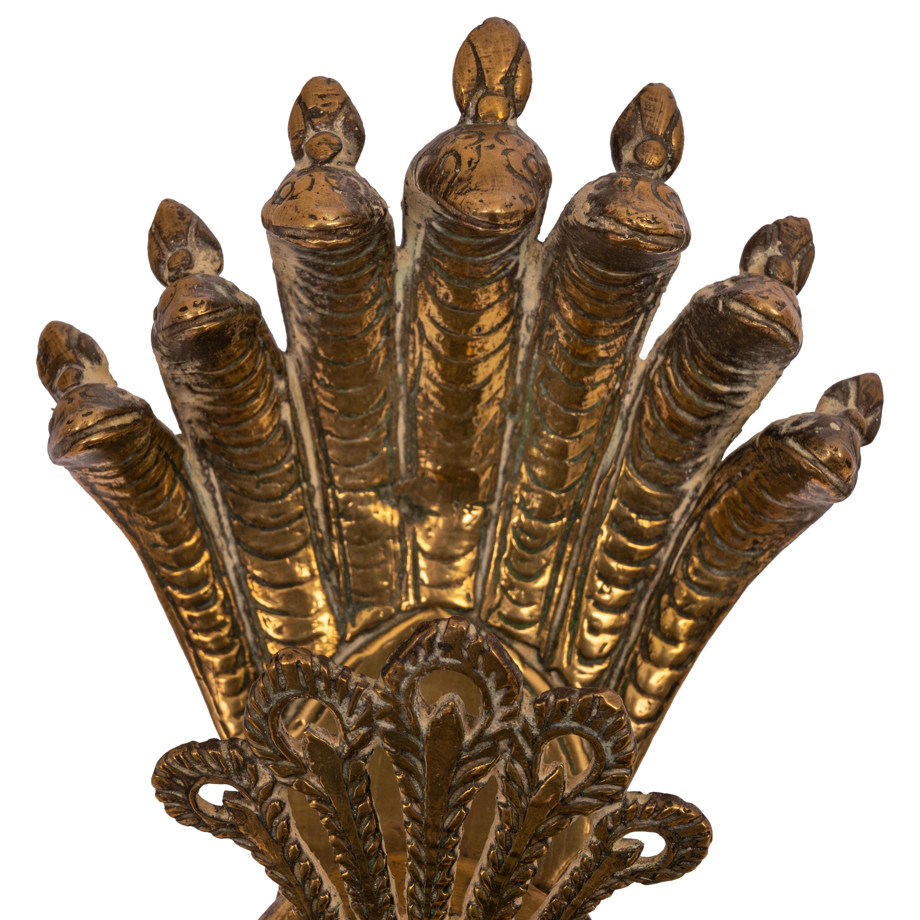 Laiton Grande lampe à huile indienne antique Ganesh figurative en laiton du 19ème siècle en vente