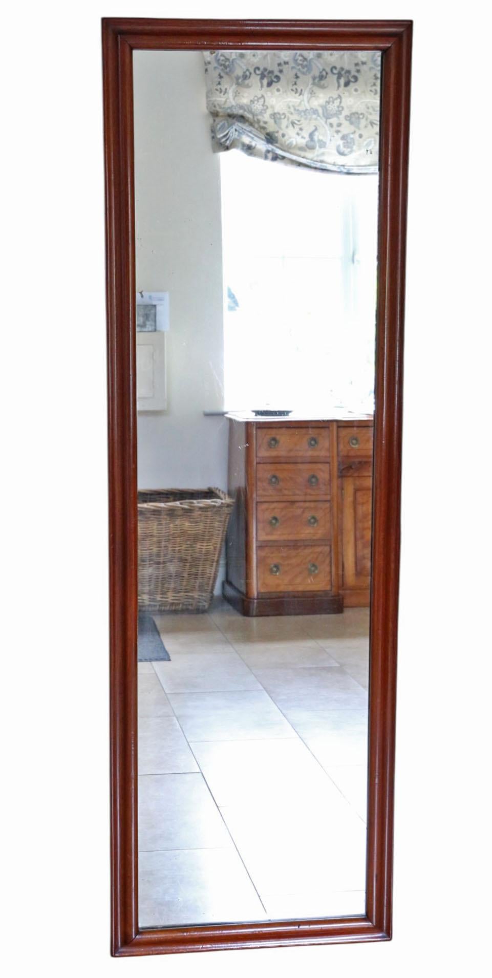 Grand miroir de sol ou mural en acajou ancien du 19ème siècle - Elegant Statement Piece

Rehaussez votre intérieur avec ce grand miroir antique du XIXe siècle en acajou, aux proportions raffinées et à l'attrait intemporel. Avec son cadre élégant en