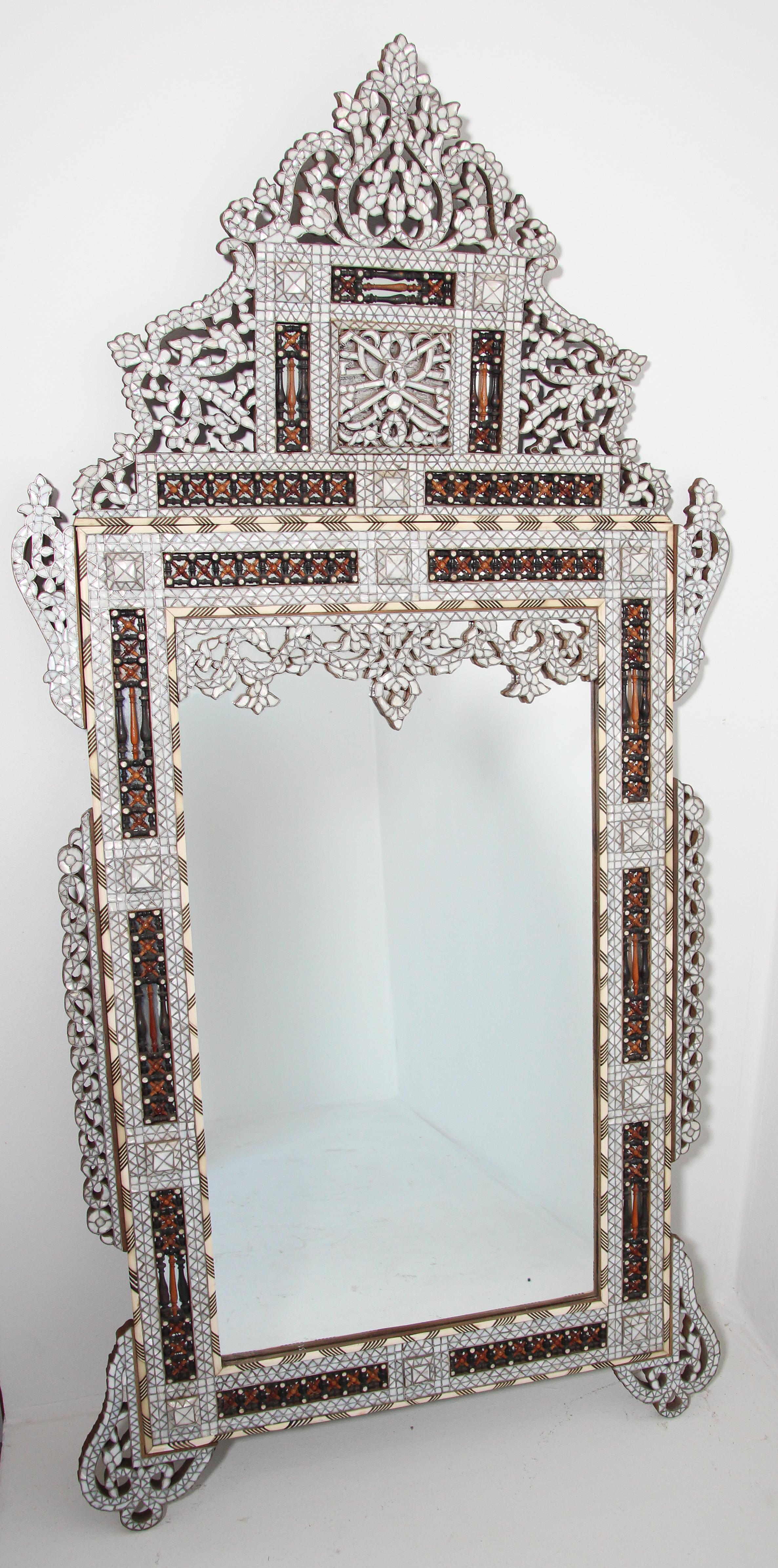 Miroir antique en nacre blanche incrustée, fin du 19e siècle, Moyen-Orient Levantin Maure Damascène Syrien.
Miroir syrien du Moyen-Orient incrusté de nacre blanche.
Miroir mauresque ancien du Moyen-Orient dans le style turc syrien