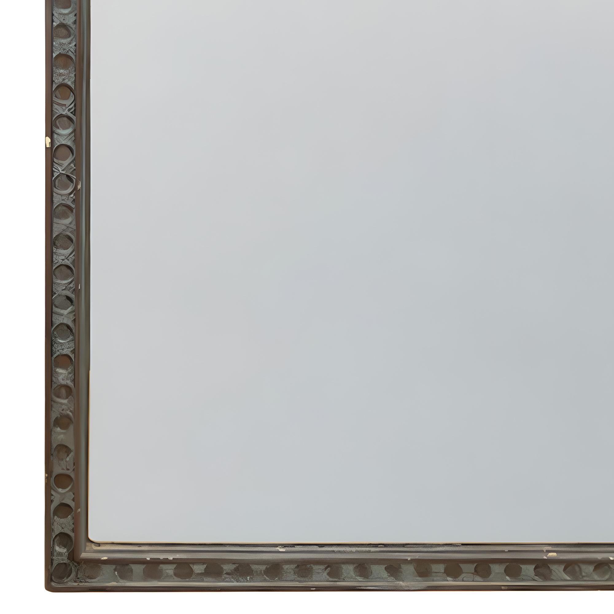 È uno specchio straordinario.

Realizzato in Francia nel XIX secolo, conserva la vernice originale sulla cornice, il vetro e il retro a pannelli. 

La cornice stretta è elegantemente curata nei dettagli: guarda attentamente le immagini del design