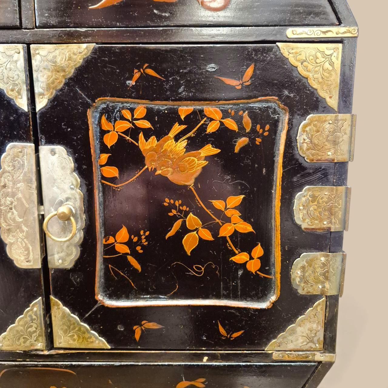 Large 19th-Century Asian Jewelry Chest – Black Lacquer & Sculpted Hardware In Good Condition For Sale In NICE, FR