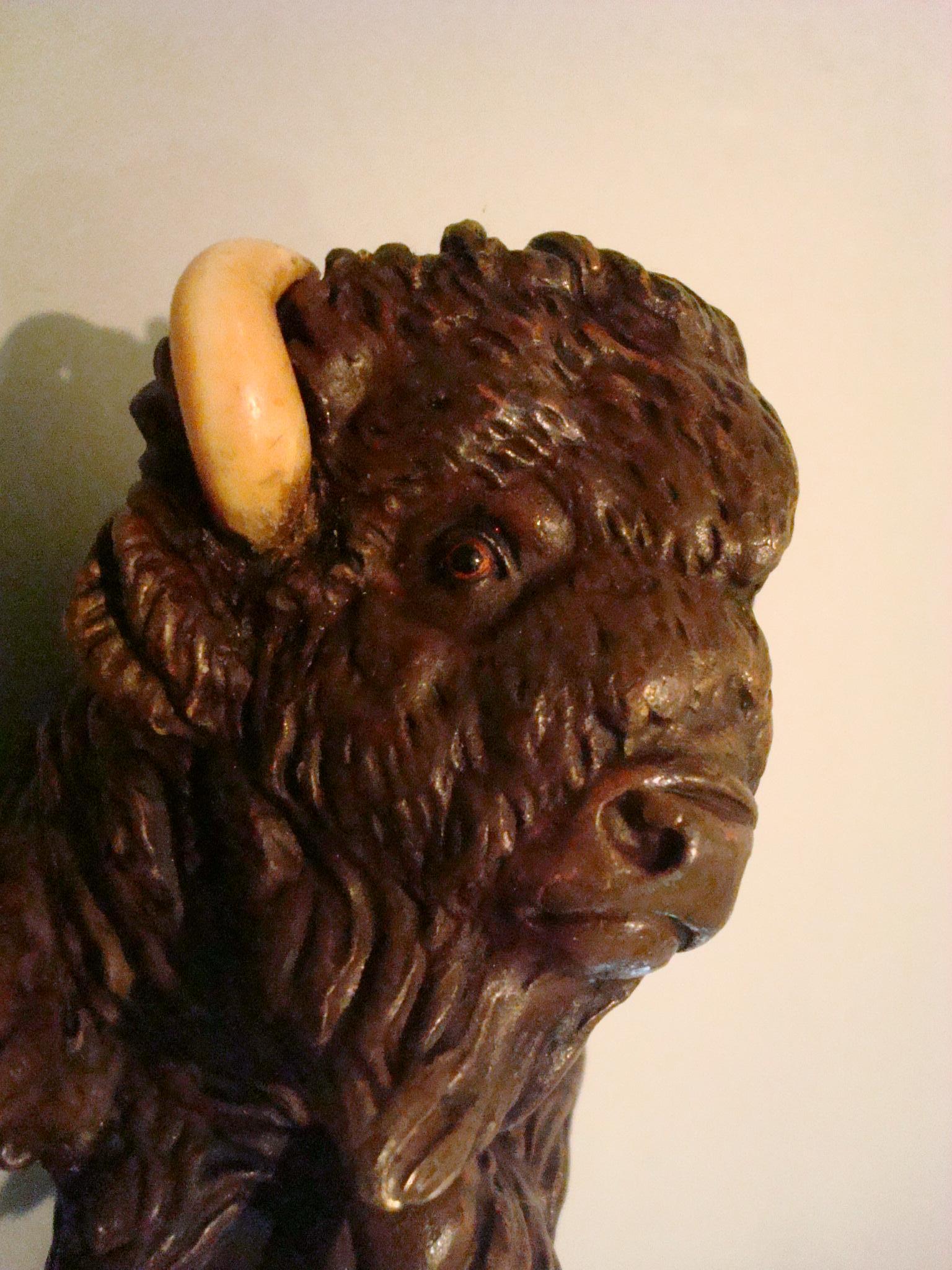 Sculpture de bonne qualité de la fin du 19e siècle représentant un bison, avec de fins détails finis à la main, rare en raison de sa grande taille. Sans marque, dans le style de Franz BERGMAN (1898-1963).