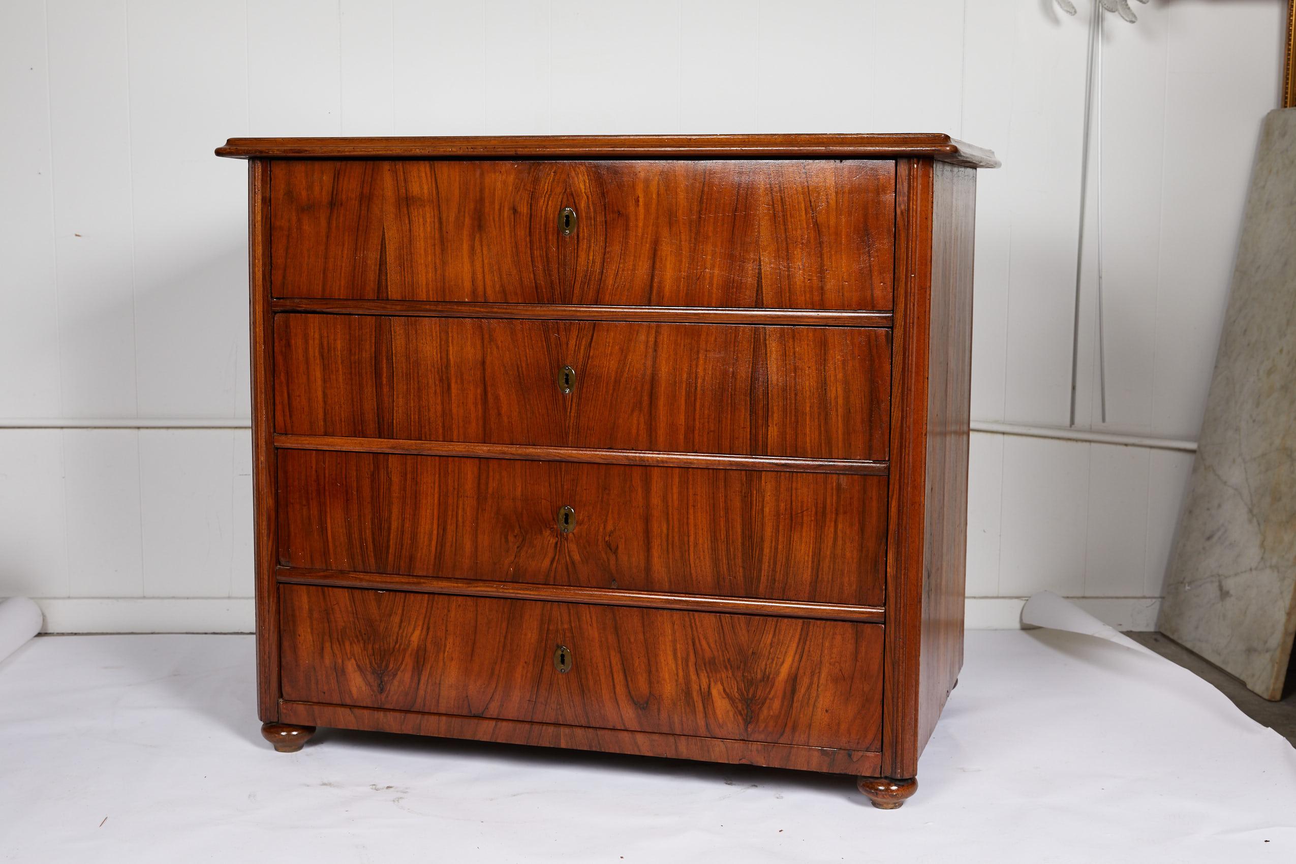 Grande commode Biedermeier del XIX secolo In condizioni buone in vendita a Atlanta, GA