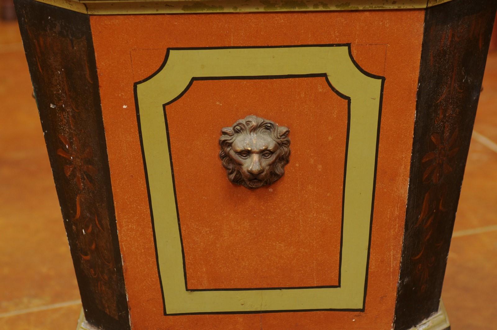 Grande jardinière du 19e siècle peinte en noir et ocre avec des détails en forme de tête de lion en vente 5