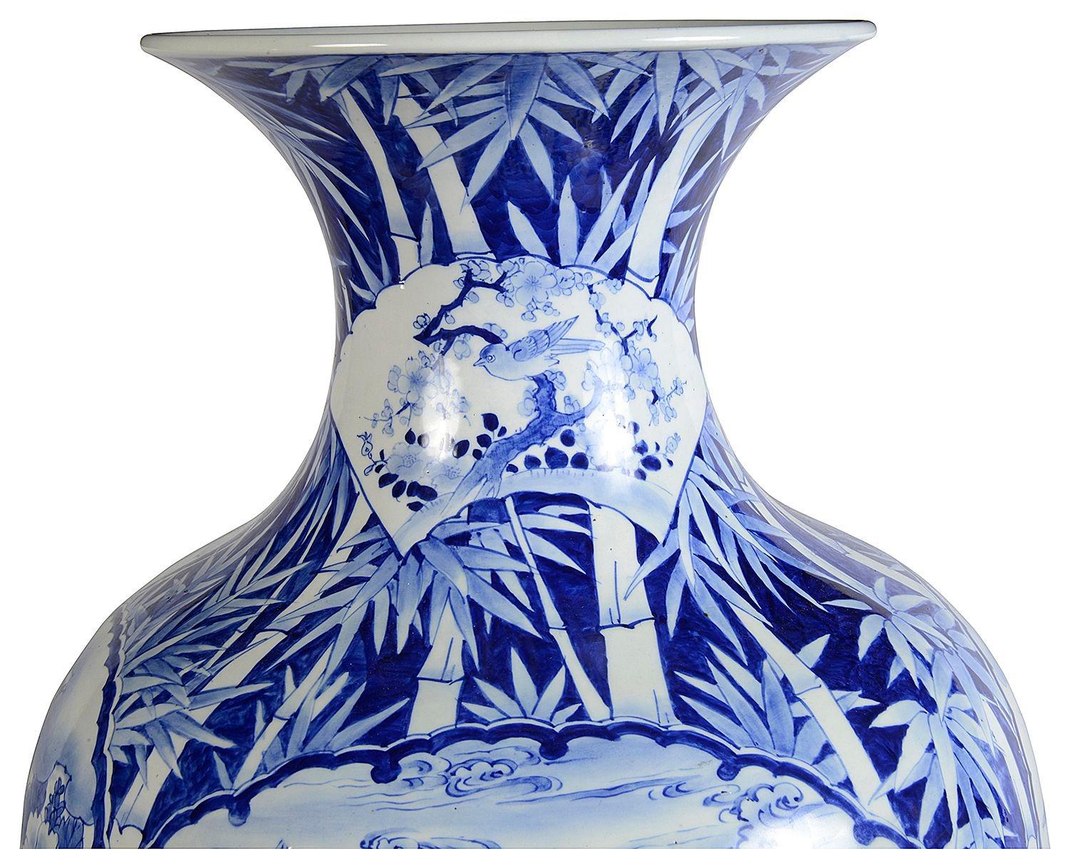 Peint à la main Grand vase japonais bleu et blanc du 19ème siècle en vente