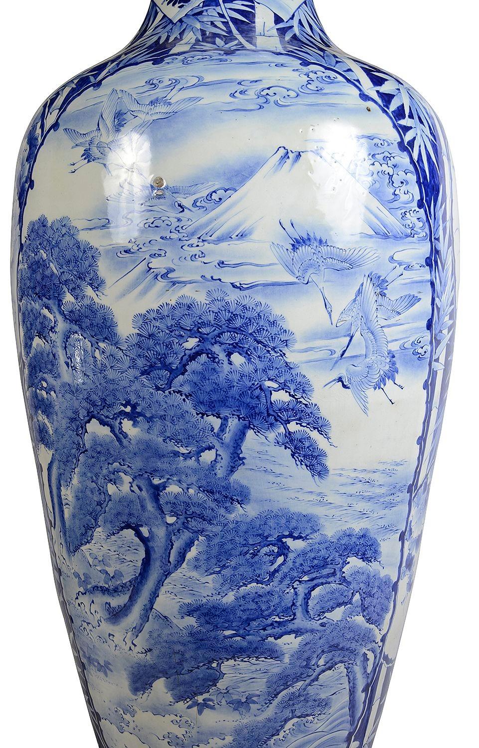 Grand vase japonais bleu et blanc du 19ème siècle Bon état - En vente à Brighton, Sussex