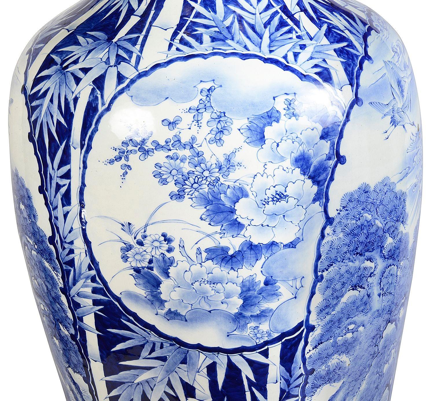 XIXe siècle Grand vase japonais bleu et blanc du 19ème siècle en vente