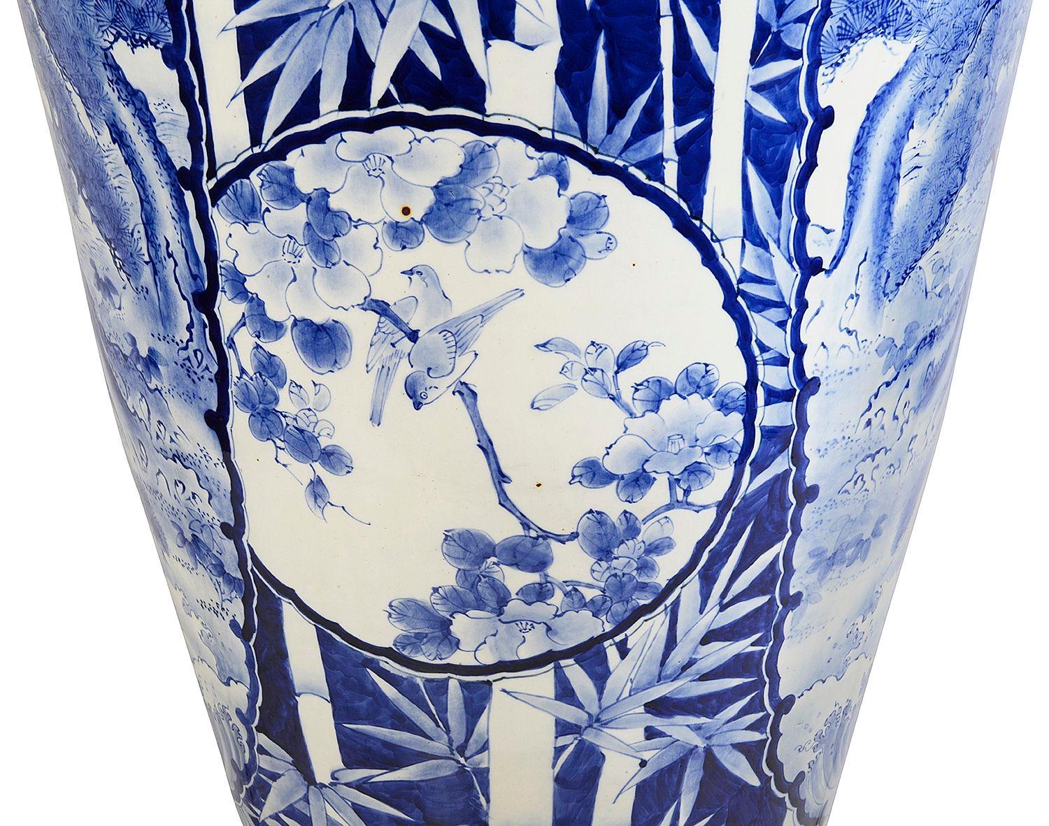 Porcelaine Grand vase japonais bleu et blanc du 19ème siècle en vente