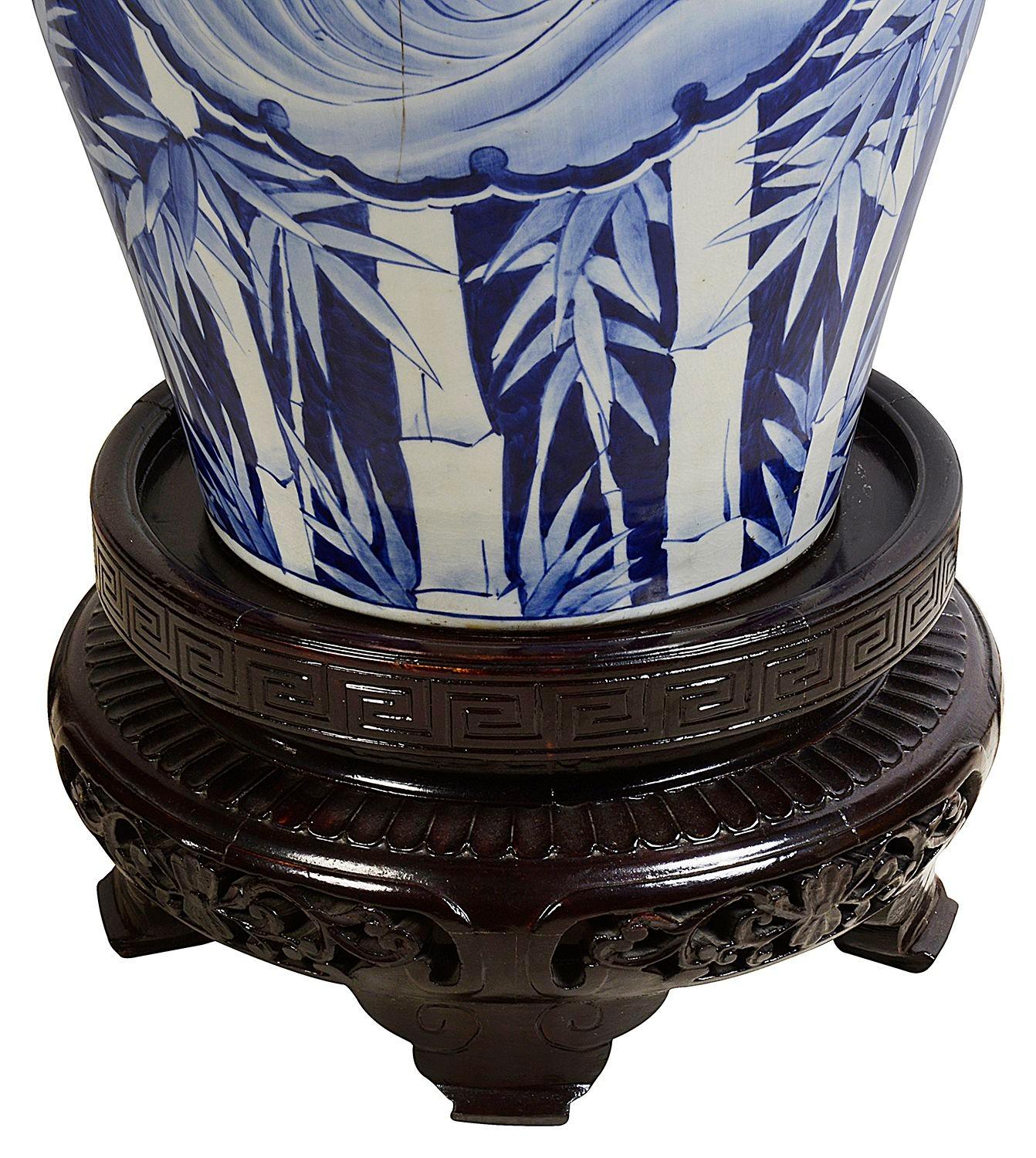 Grand vase japonais bleu et blanc du 19ème siècle en vente 1