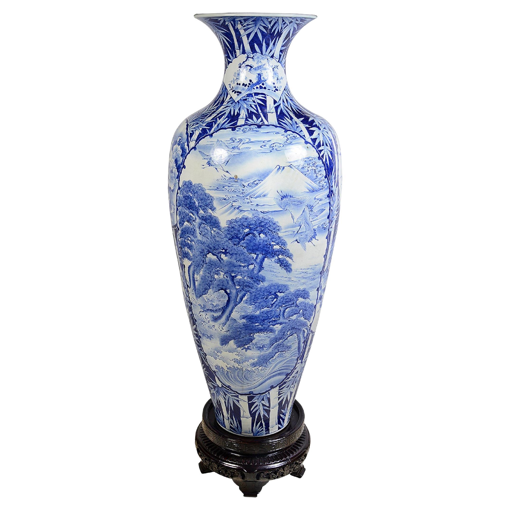Grand vase japonais bleu et blanc du 19ème siècle