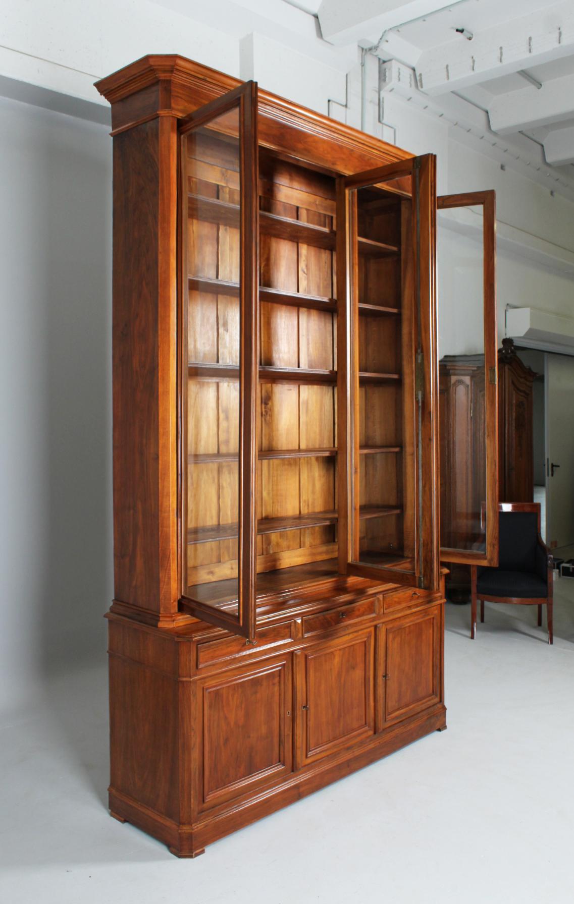 Large Antique Library cupboard / bookcase

France
Walnut
around 1850

Dimensions: H x W x D: 295 x 185 x 52 cm

Description:
Antique library cabinet with impressive dimensions and slender proportions.

A three-door base with discreetly