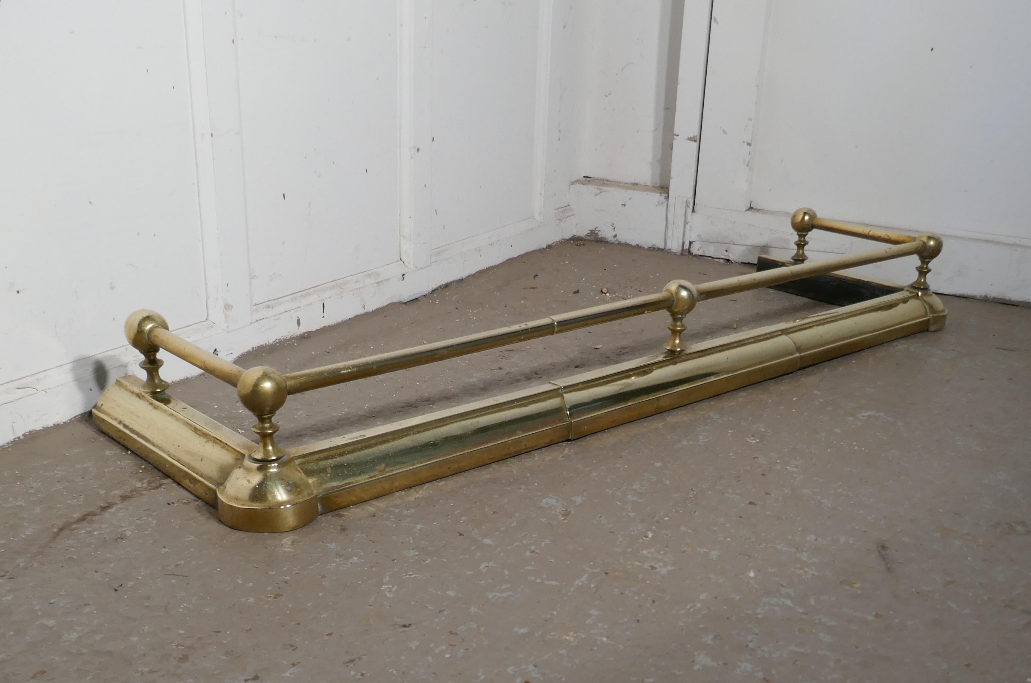 Large 19th Century Brass Fender In Good Condition For Sale In Chillerton, Isle of Wight