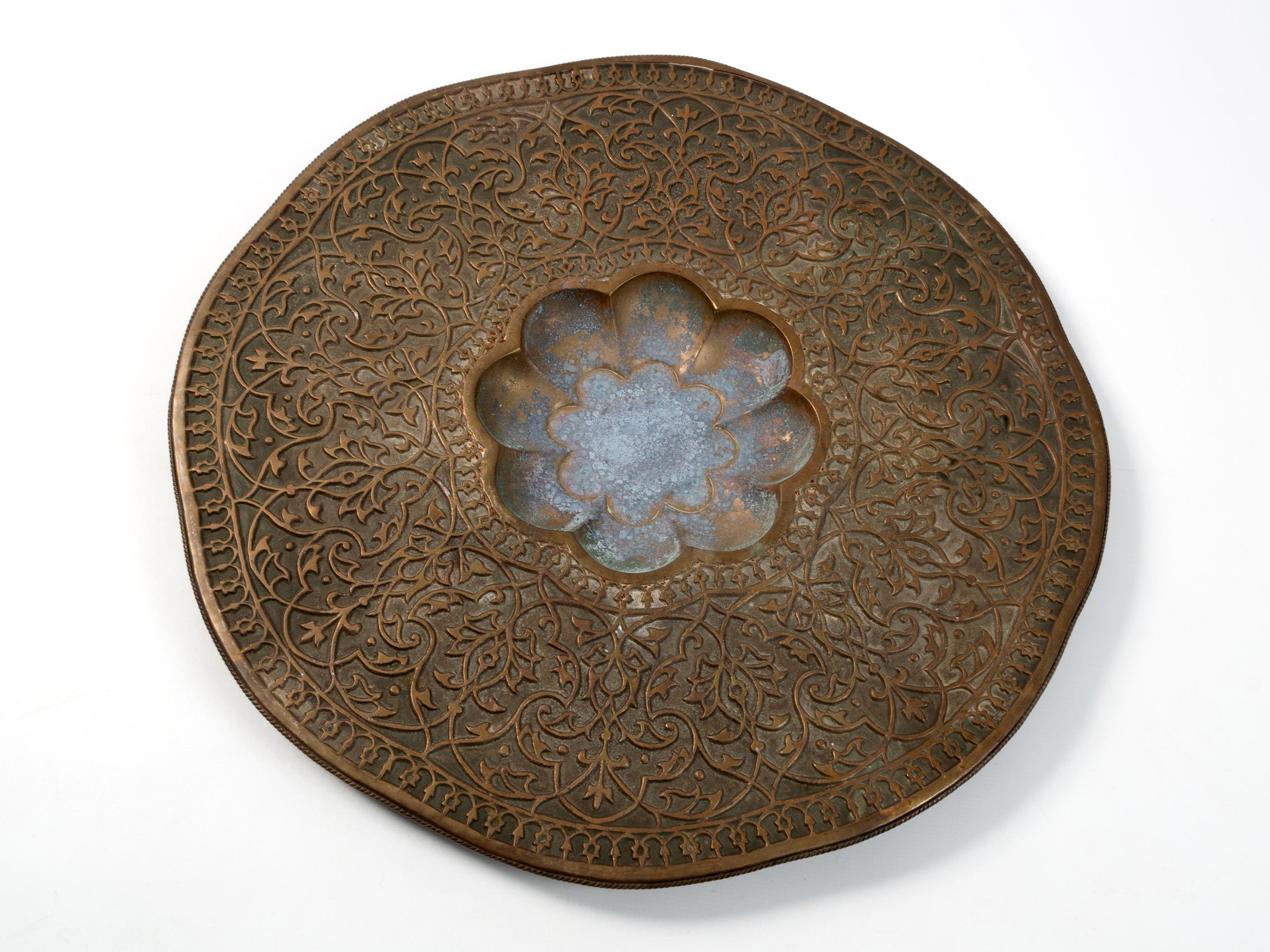 Large 19th Century Brass Wall Charger Tray C.1850 In Good Condition For Sale In London, GB