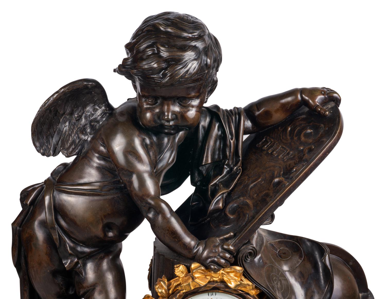 Große Cherub-Kaminuhr aus Bronze des 19. Jahrhunderts (Patiniert) im Angebot