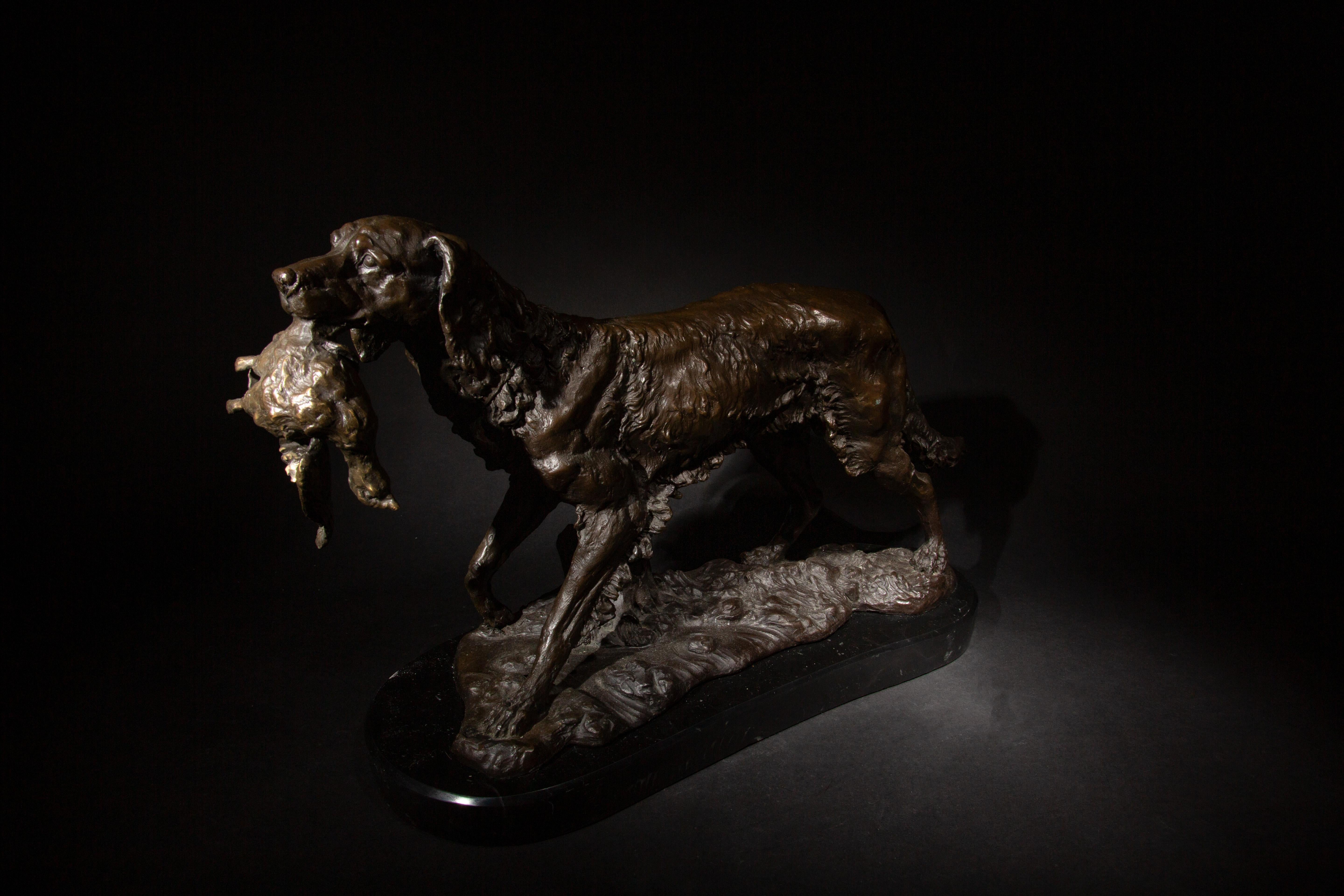 Victorien tardif Grand bronze du 19ème siècle représentant un chien de chasse avec un faisan en vente