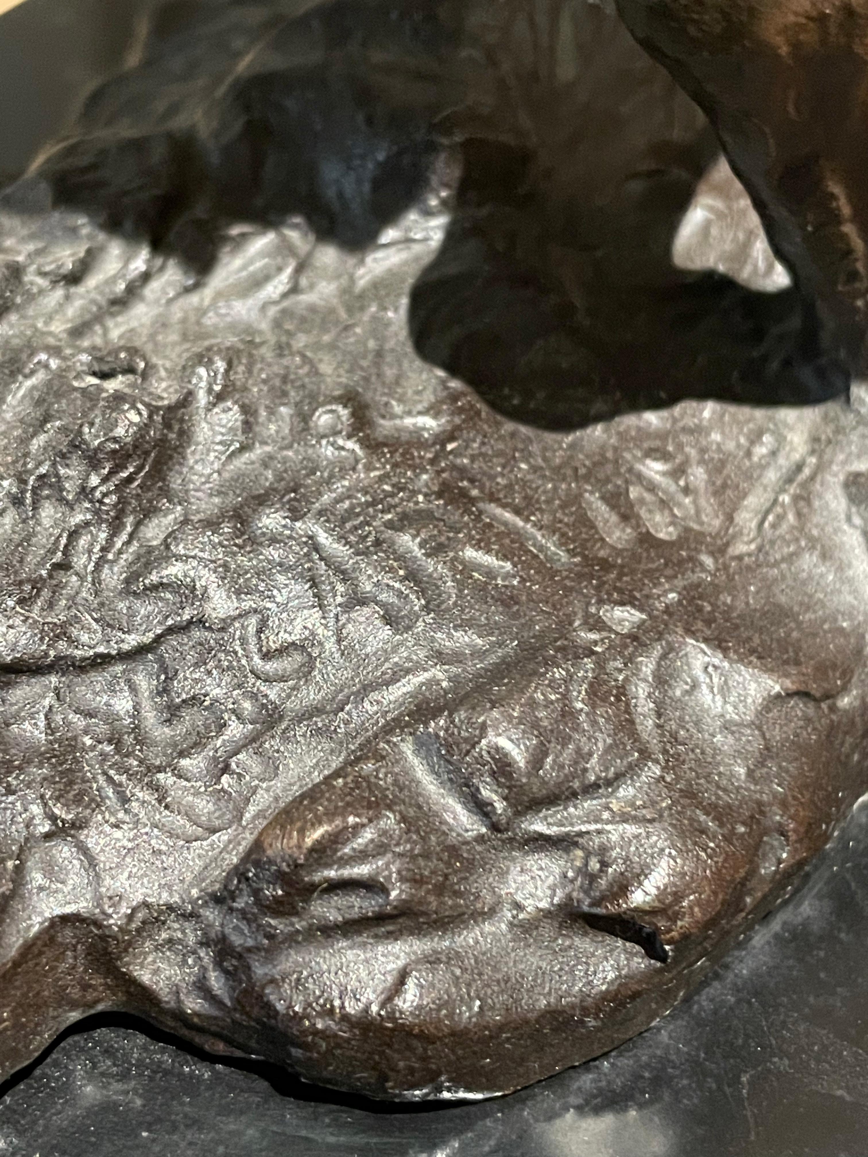 Bronze Grand bronze du 19ème siècle représentant un chien de chasse avec un faisan en vente
