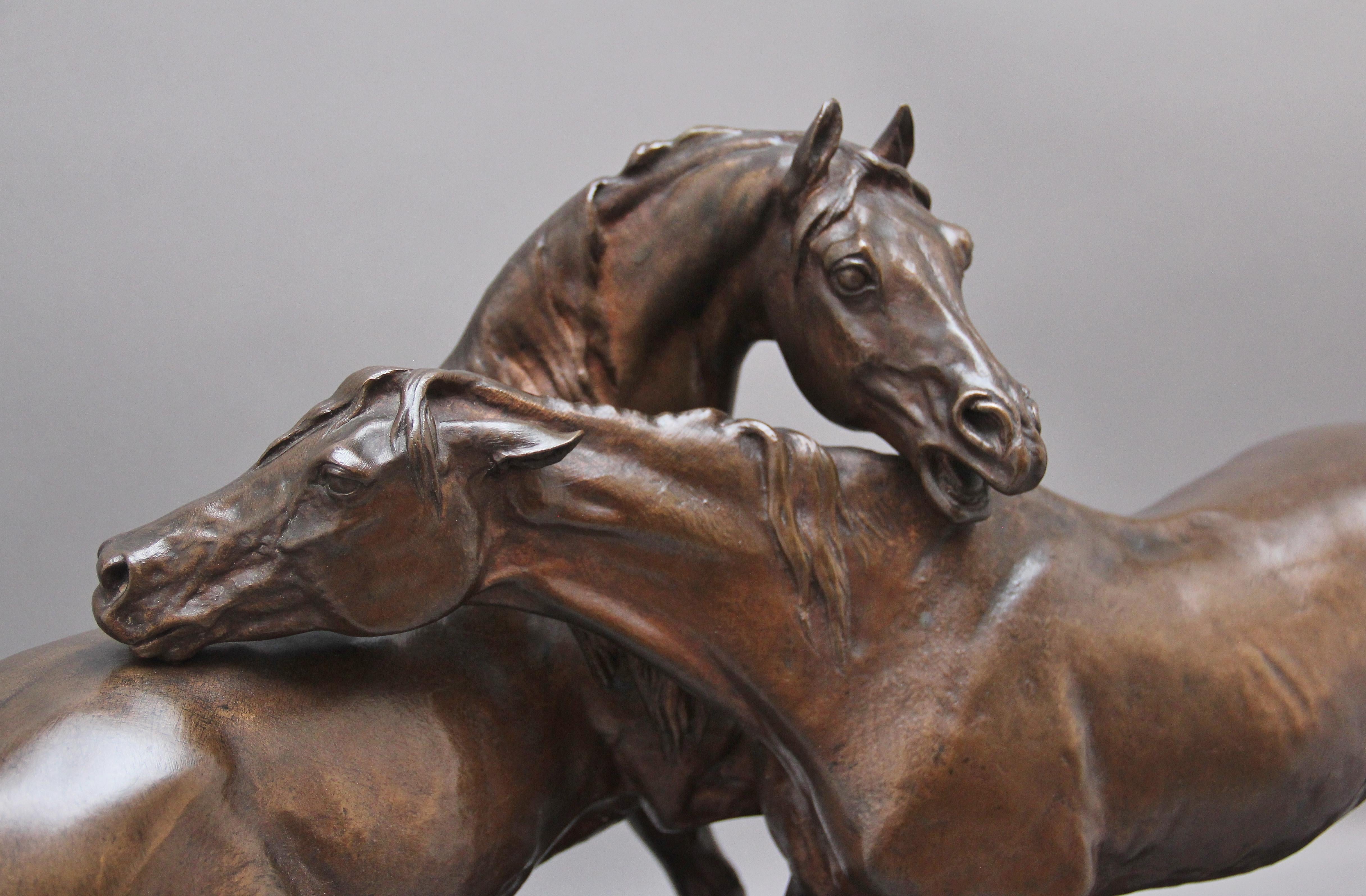 Milieu du XIXe siècle Grande sculpture en bronze du 19ème siècle L'accolade de Pierre-Jules Mene en vente
