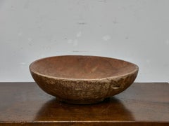 Grande ciotola in radica di noce del XIX secolo con base con piede intagliato