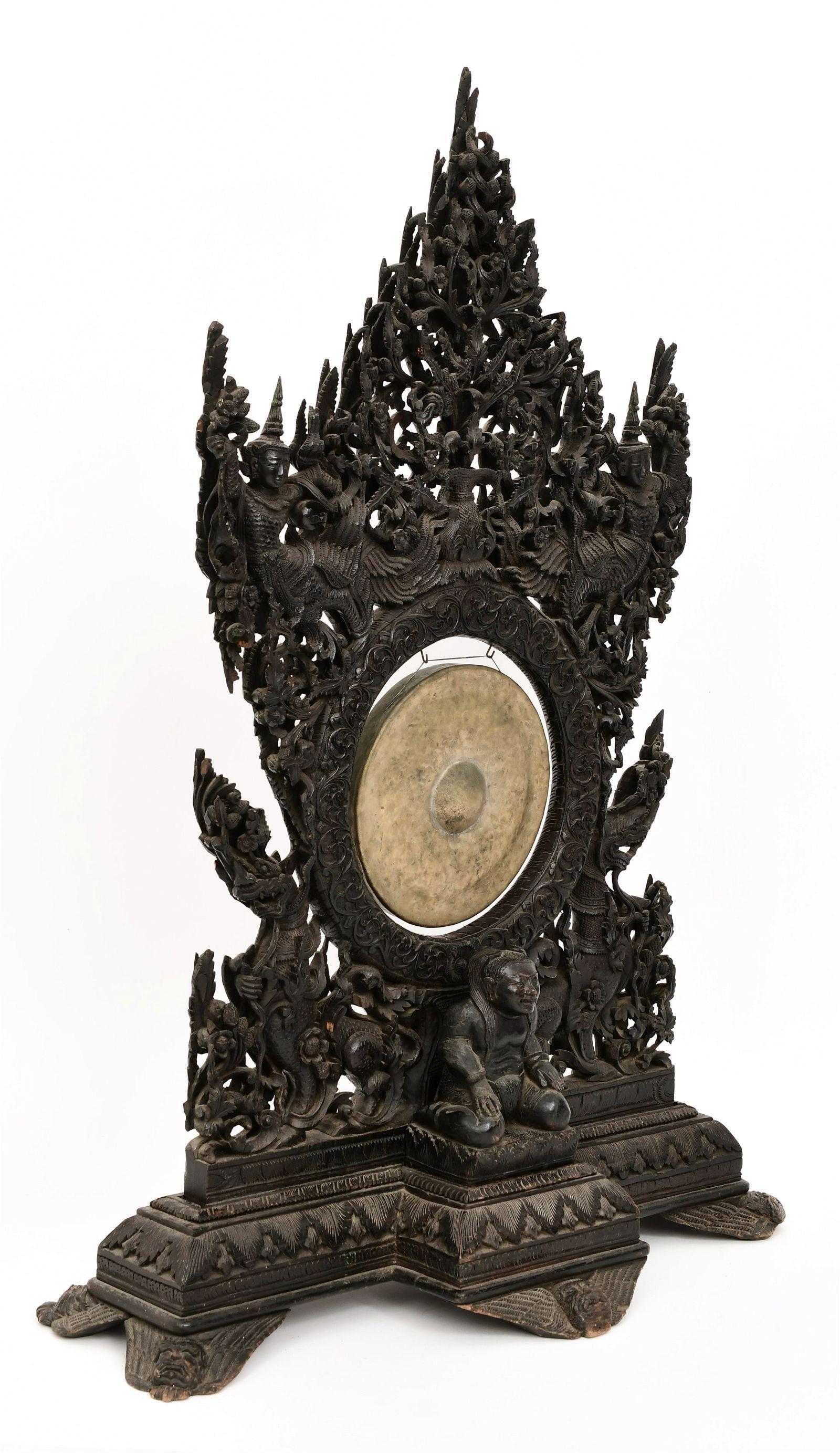 Sculpté à la main Grand gong birman du XIXe siècle en bois sculpté et en laiton en vente