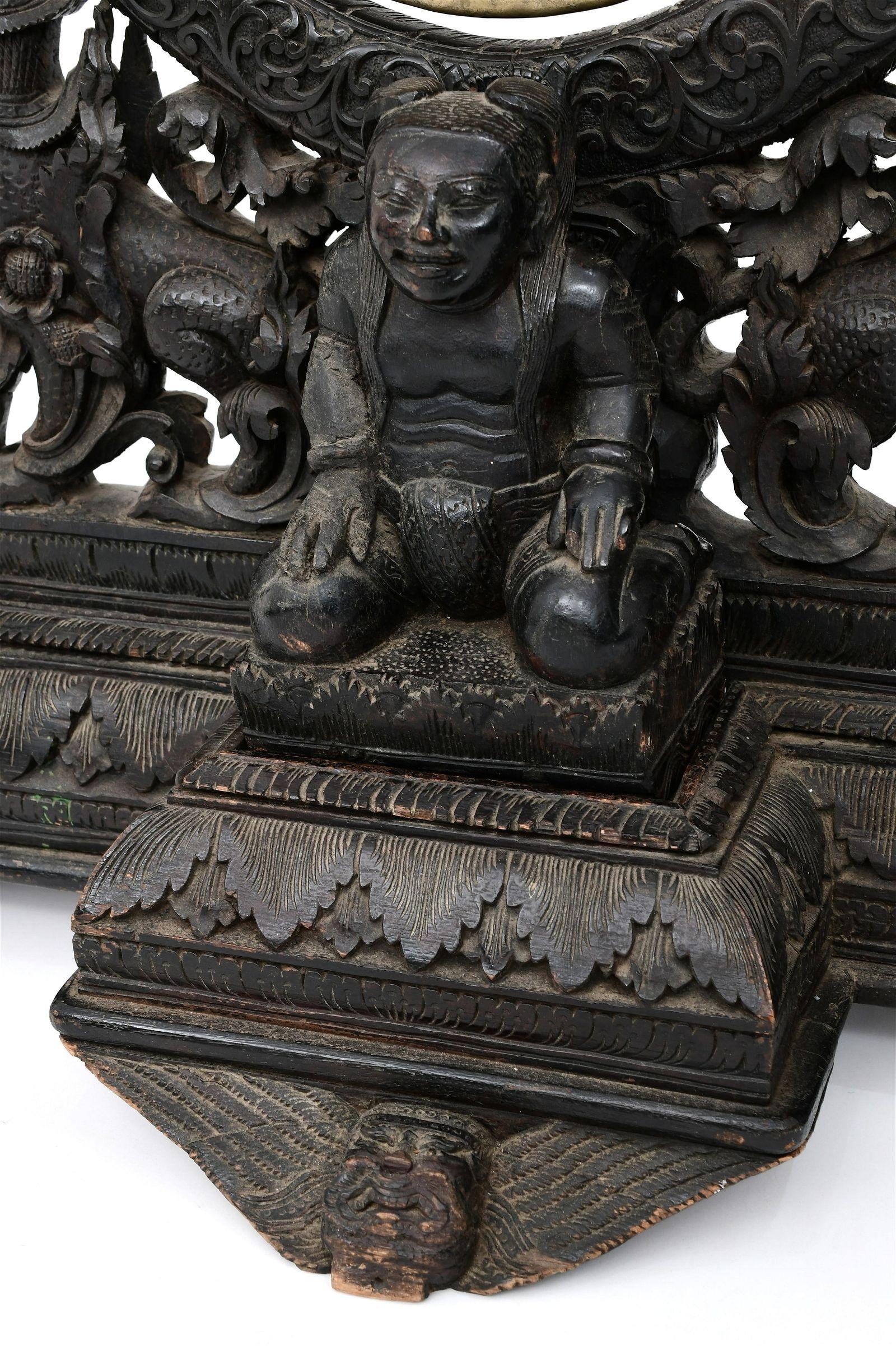 Laiton Grand gong birman du XIXe siècle en bois sculpté et en laiton en vente