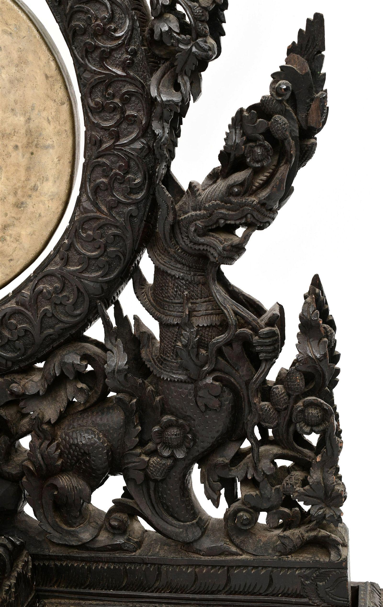 Grand gong birman du XIXe siècle en bois sculpté et en laiton en vente 1