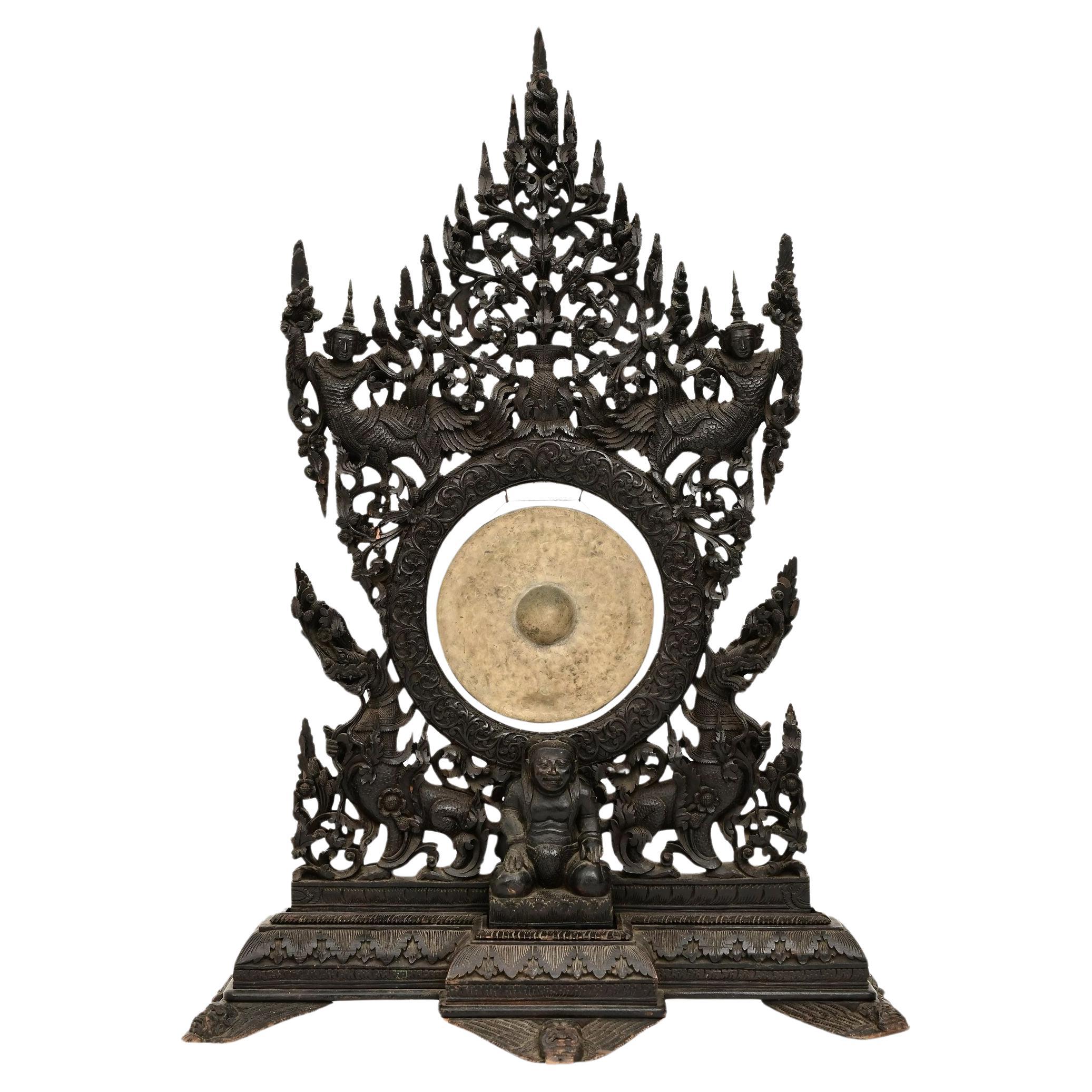 Grand gong birman du XIXe siècle en bois sculpté et en laiton en vente