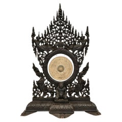 Grande gong birmano del XIX secolo intagliato in legno e ottone