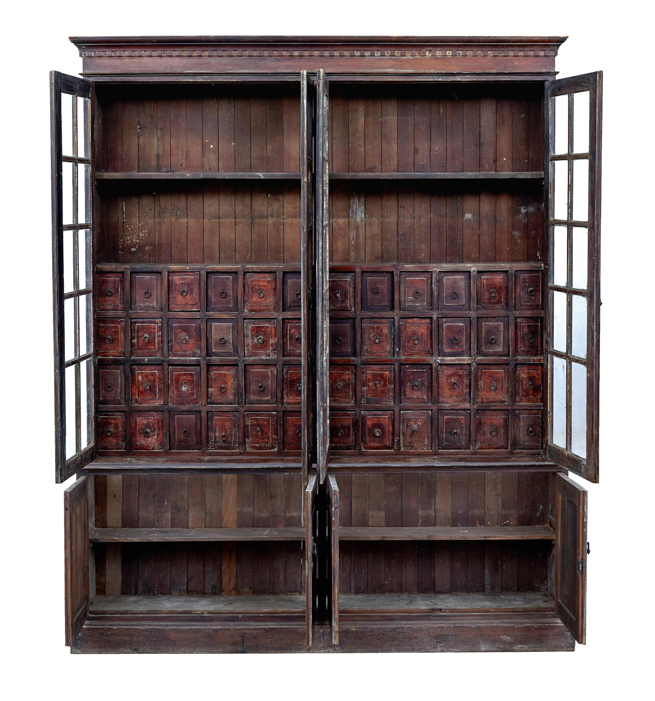 Verre Grand meuble de mercerie colonial birman du 19e siècle en vente