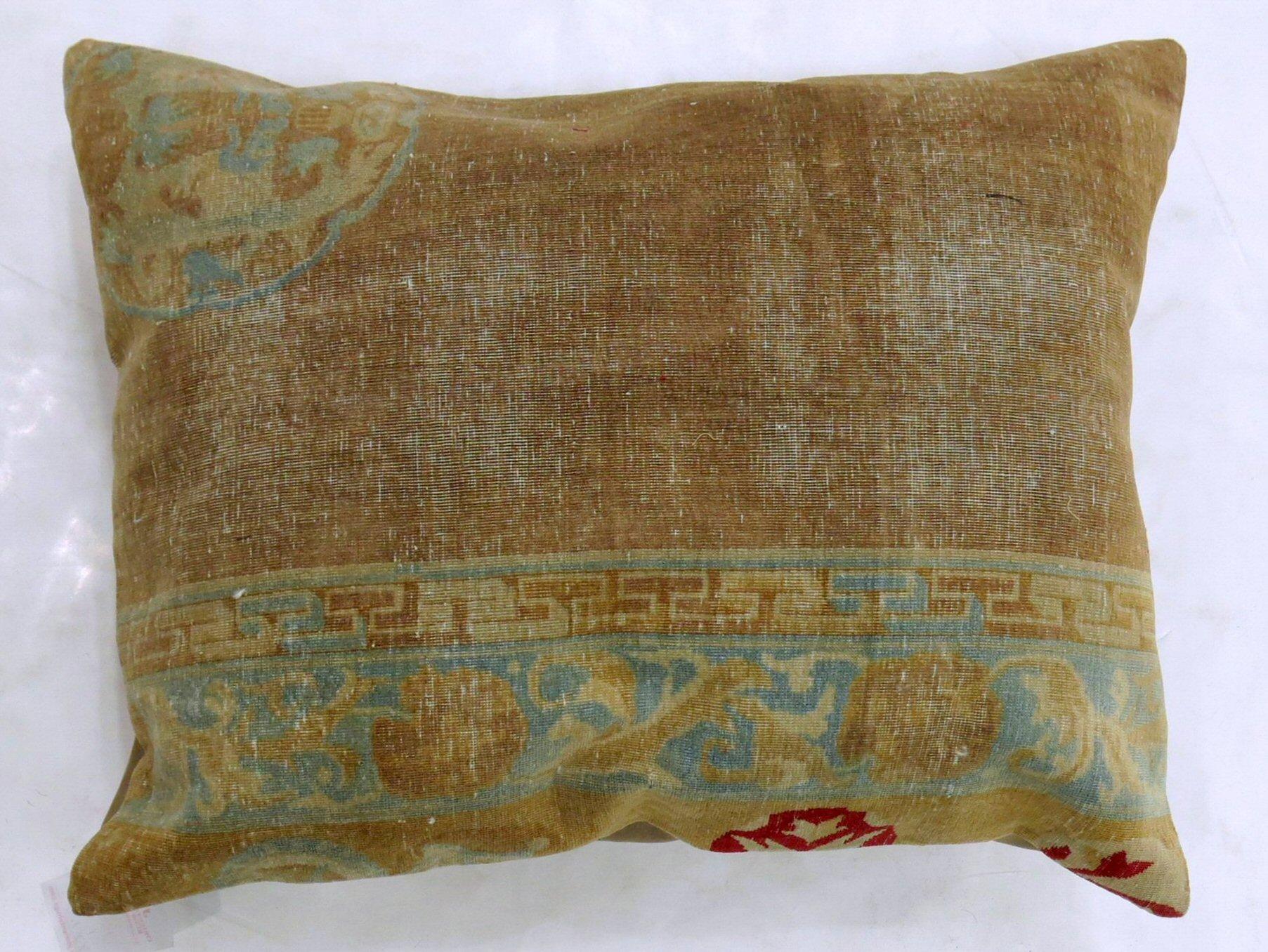 A pillow made from a 19th century Chinese rug. Zipper closure and insert included

Measures: 19” x 25'.